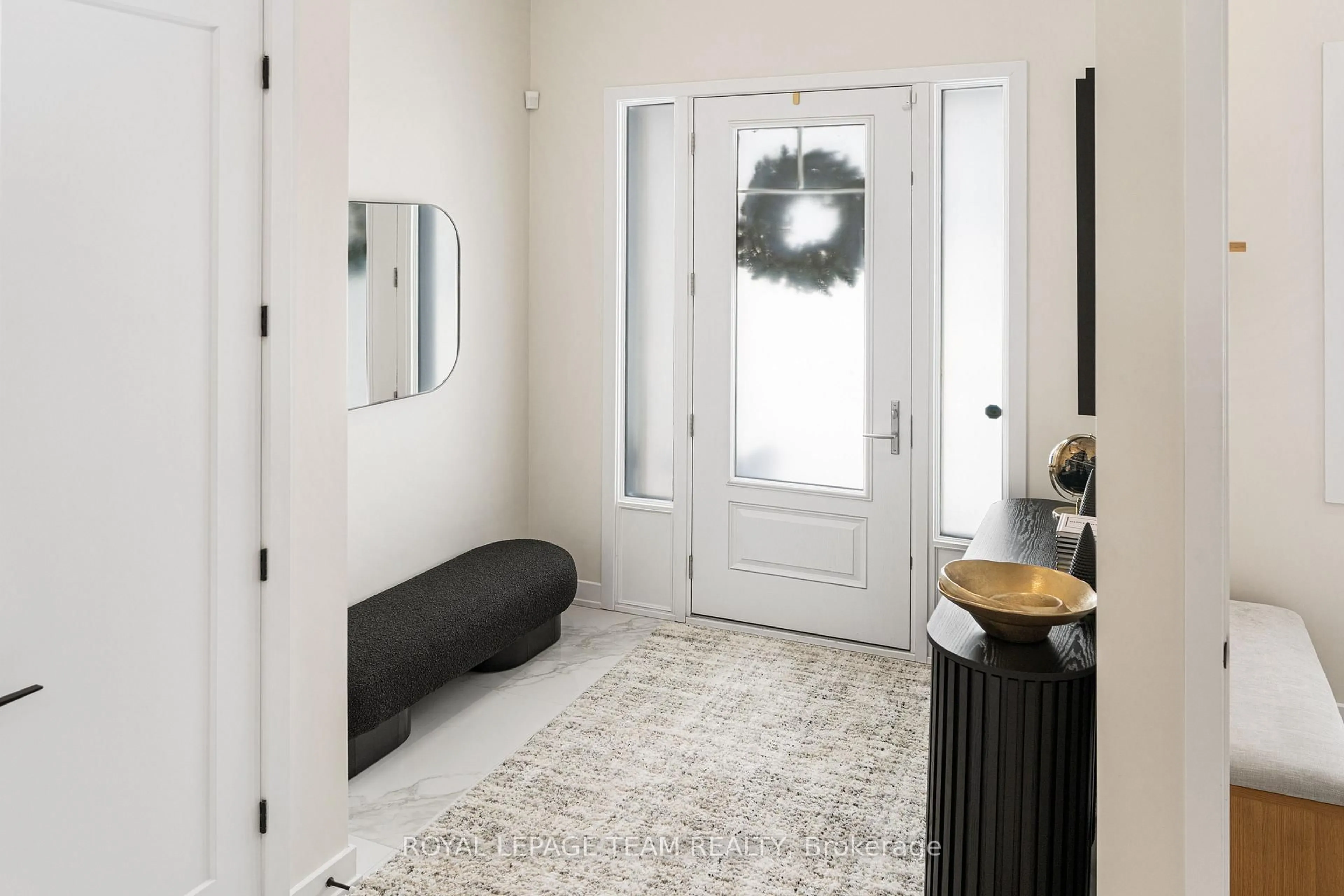 Indoor entryway for 649 Bridgeport Ave, Manotick Ontario K4M 0W9