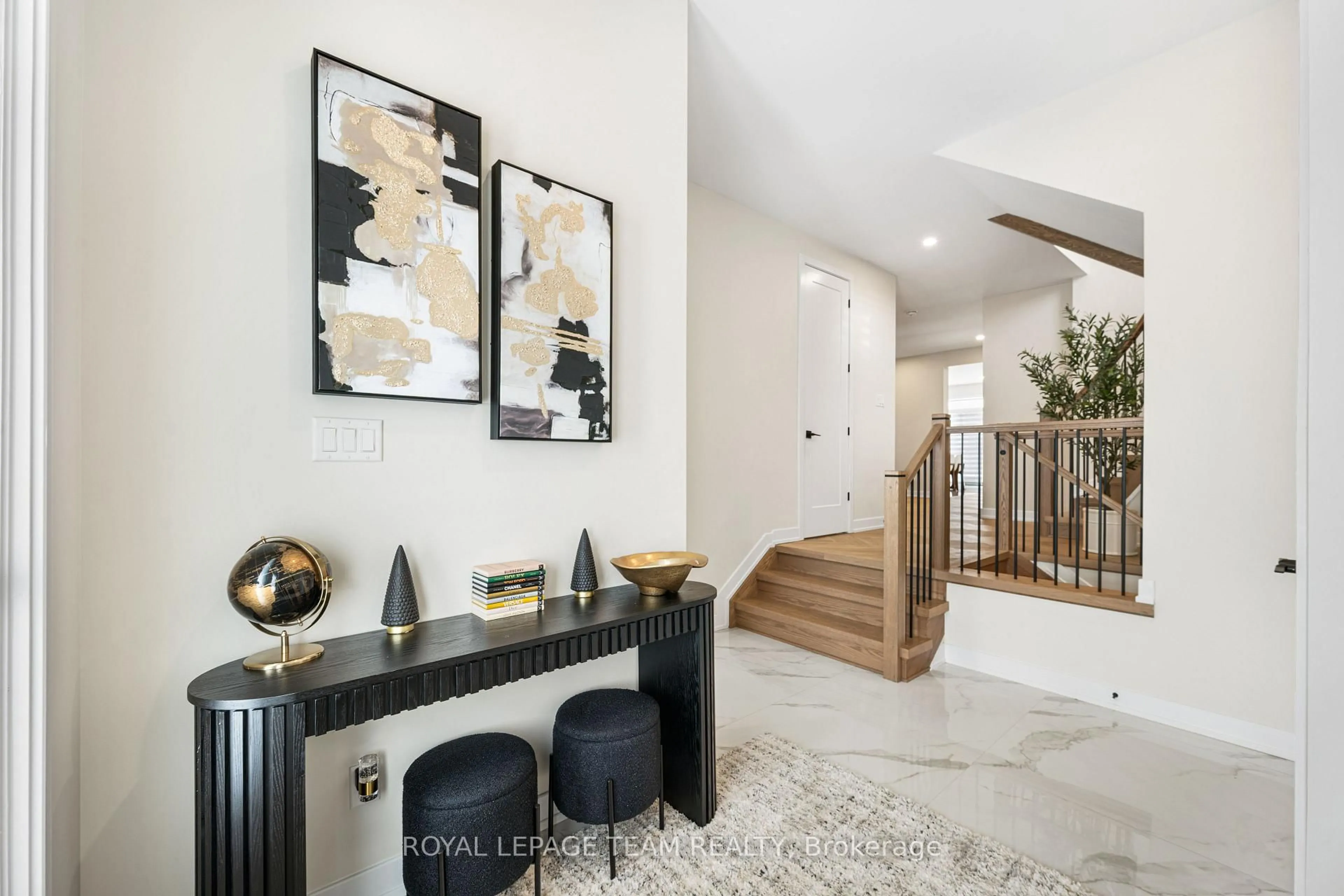 Indoor entryway for 649 Bridgeport Ave, Manotick Ontario K4M 0W9