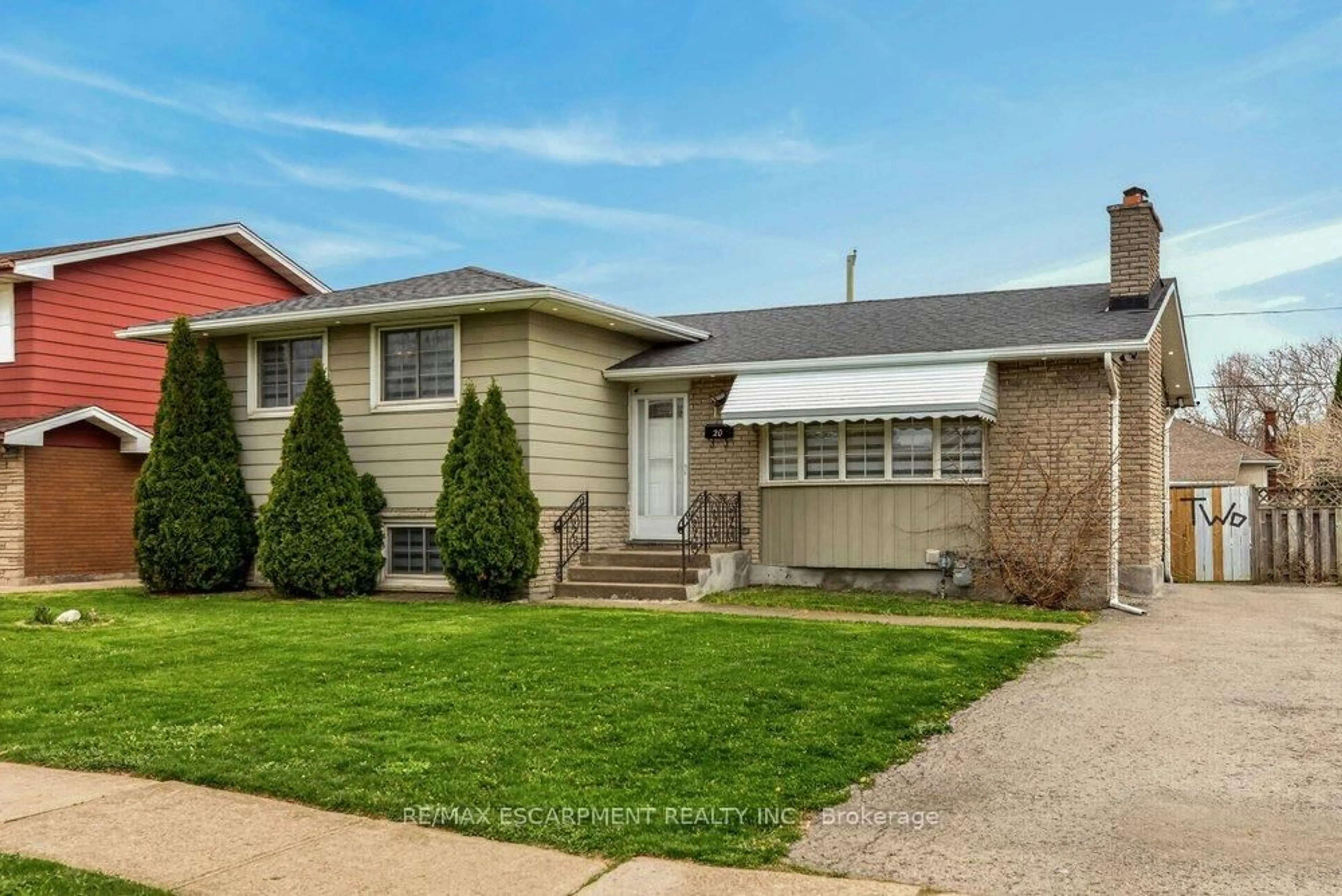 Home with vinyl exterior material, street for 20 ST. CHARLES Dr, Thorold Ontario L2V 2W4