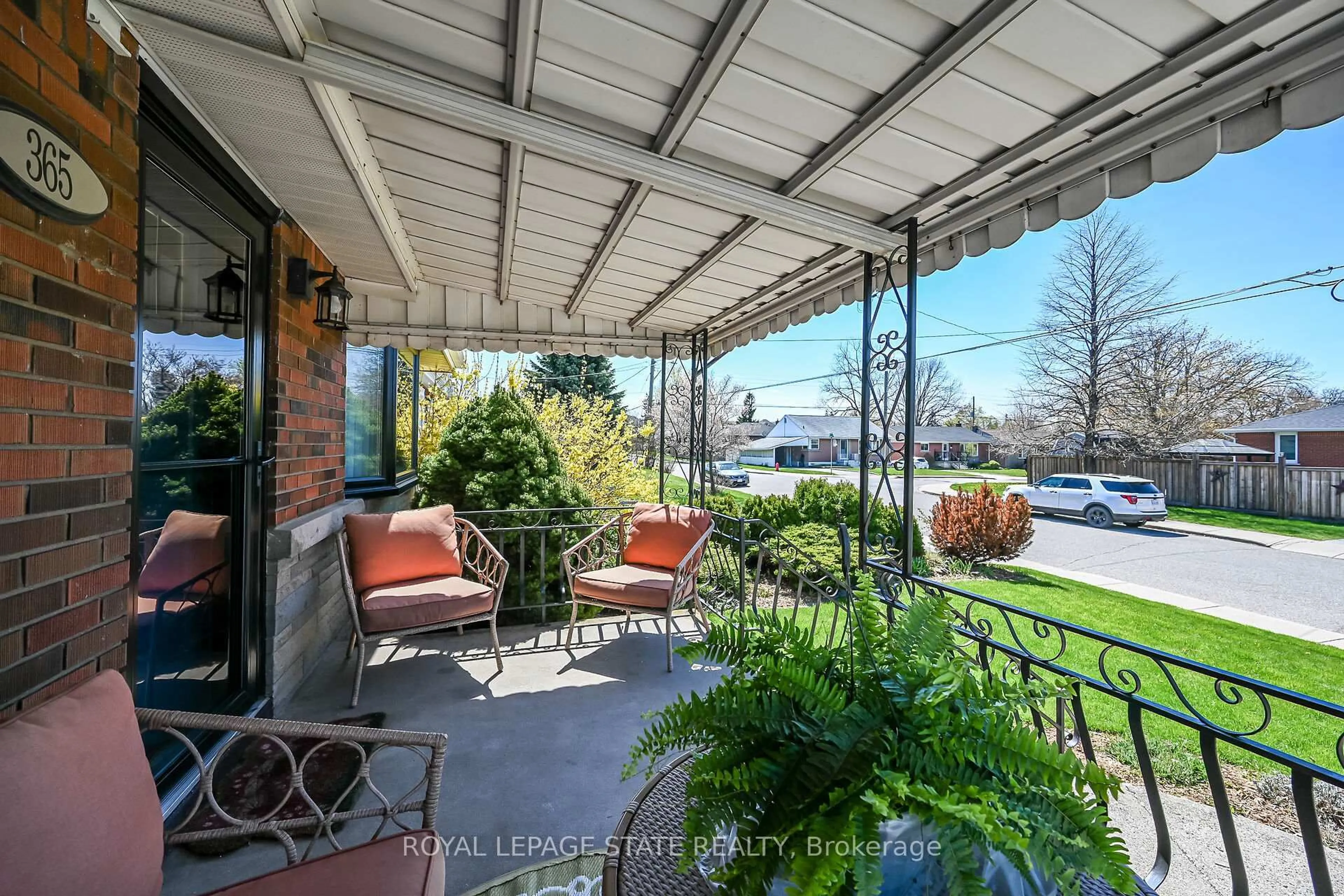 Patio, street for 365 East 18th St, Hamilton Ontario L9A 4P7