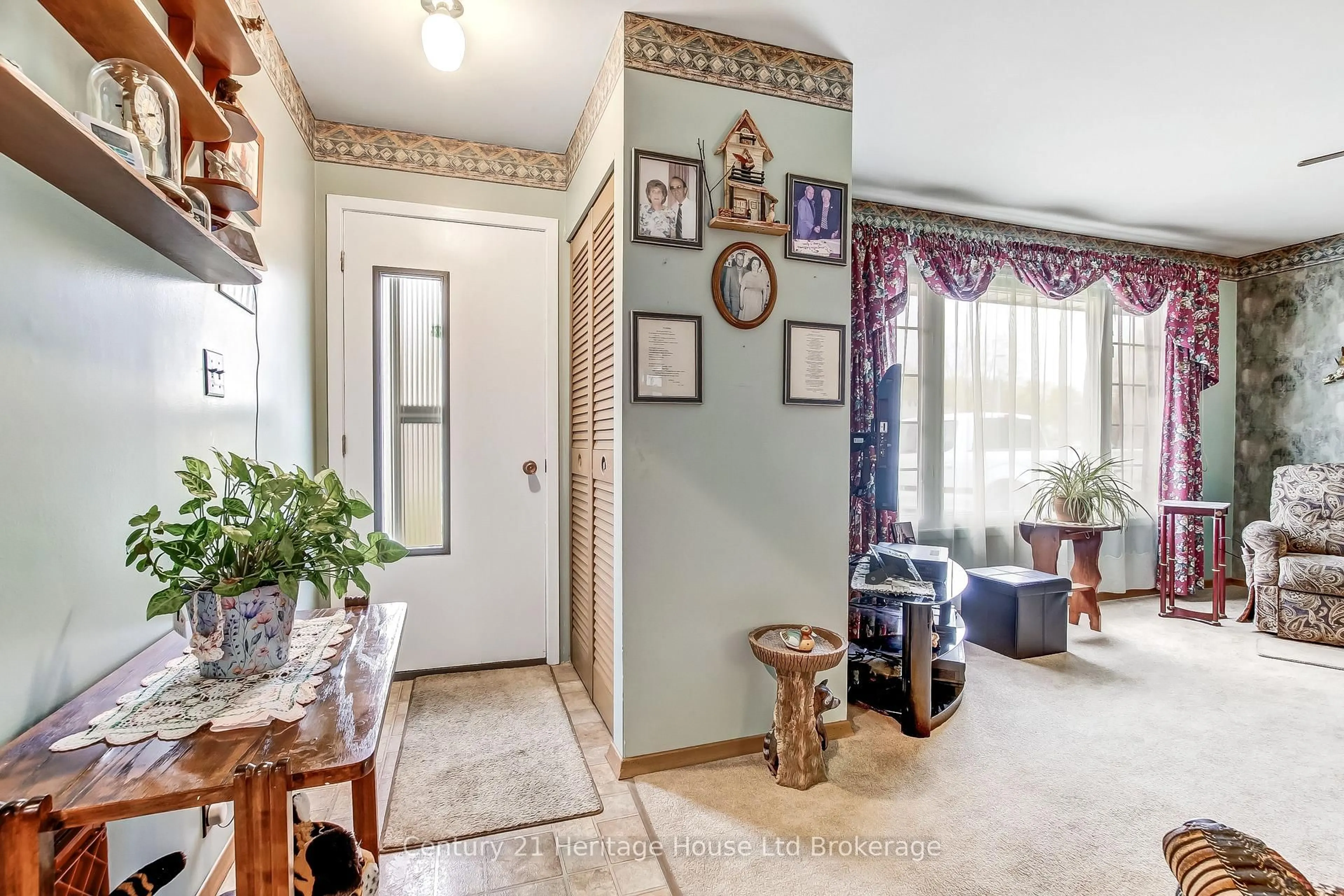Indoor entryway for 372 Odlum Dr, Woodstock Ontario N4S 3S2