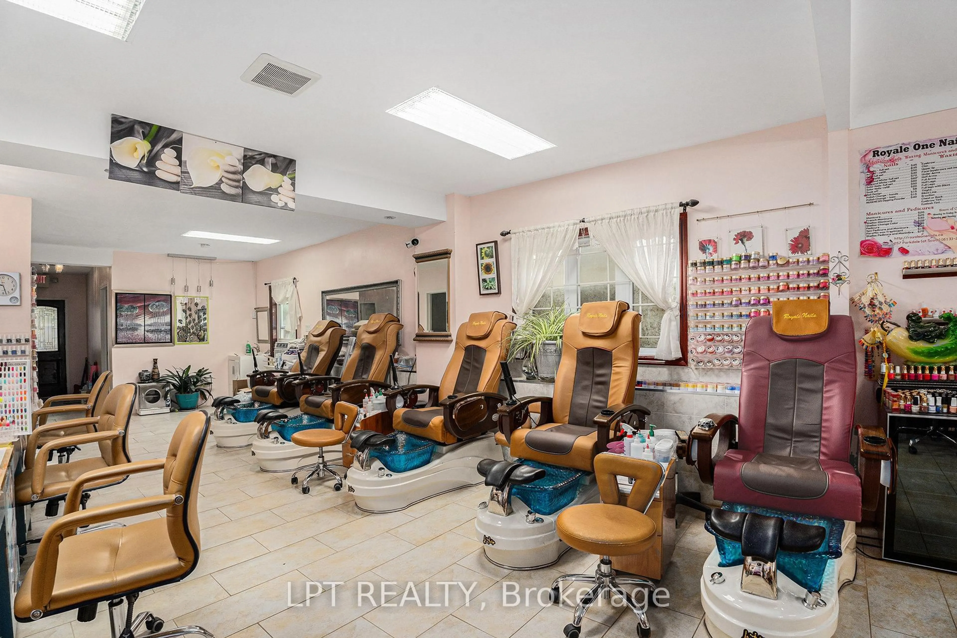 A pic of a room for 257 Parkdale Ave, Ottawa Ontario K1Y 1G1