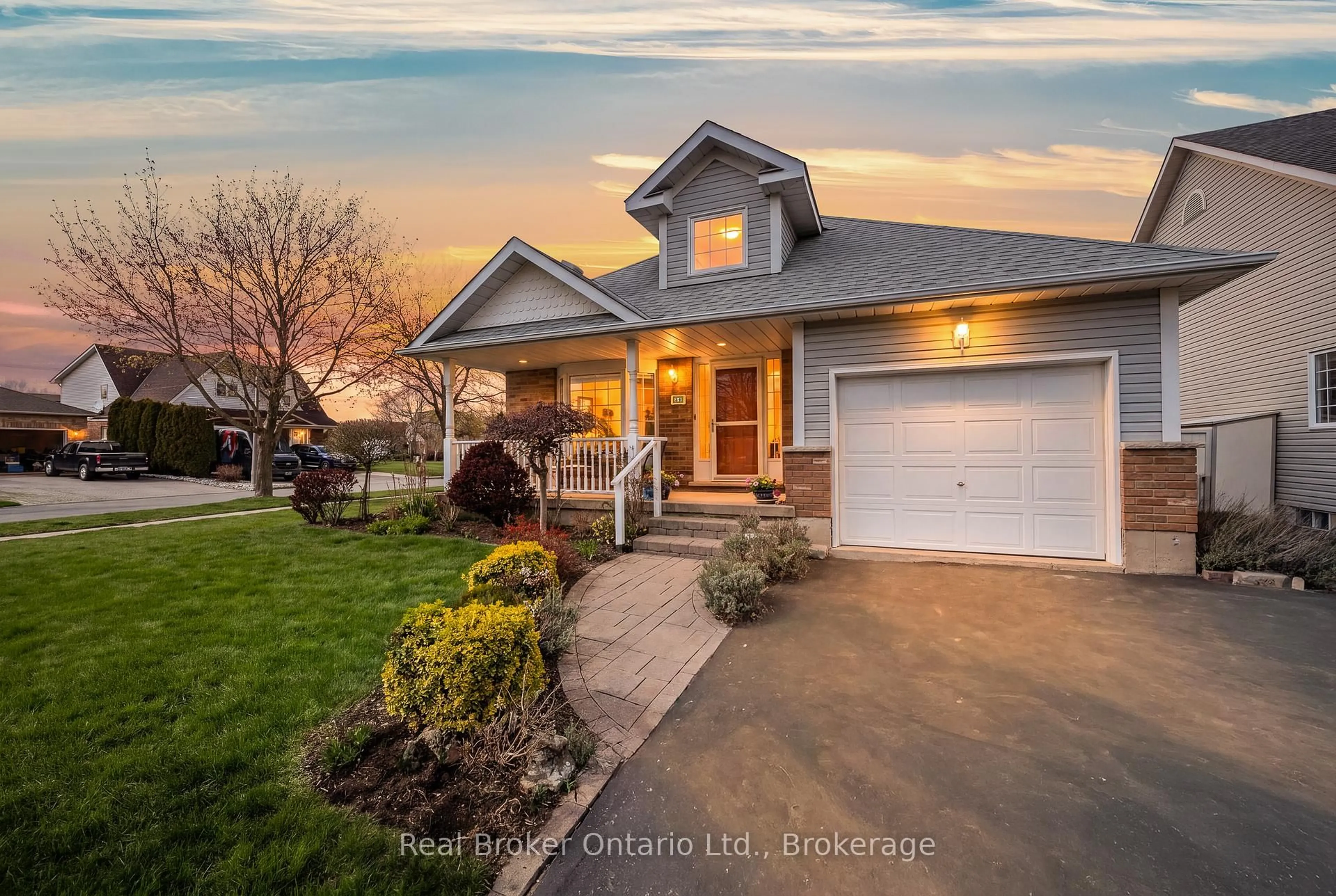 Home with vinyl exterior material, street for 34 Margaret Ave, Grimsby Ontario L3M 5L4