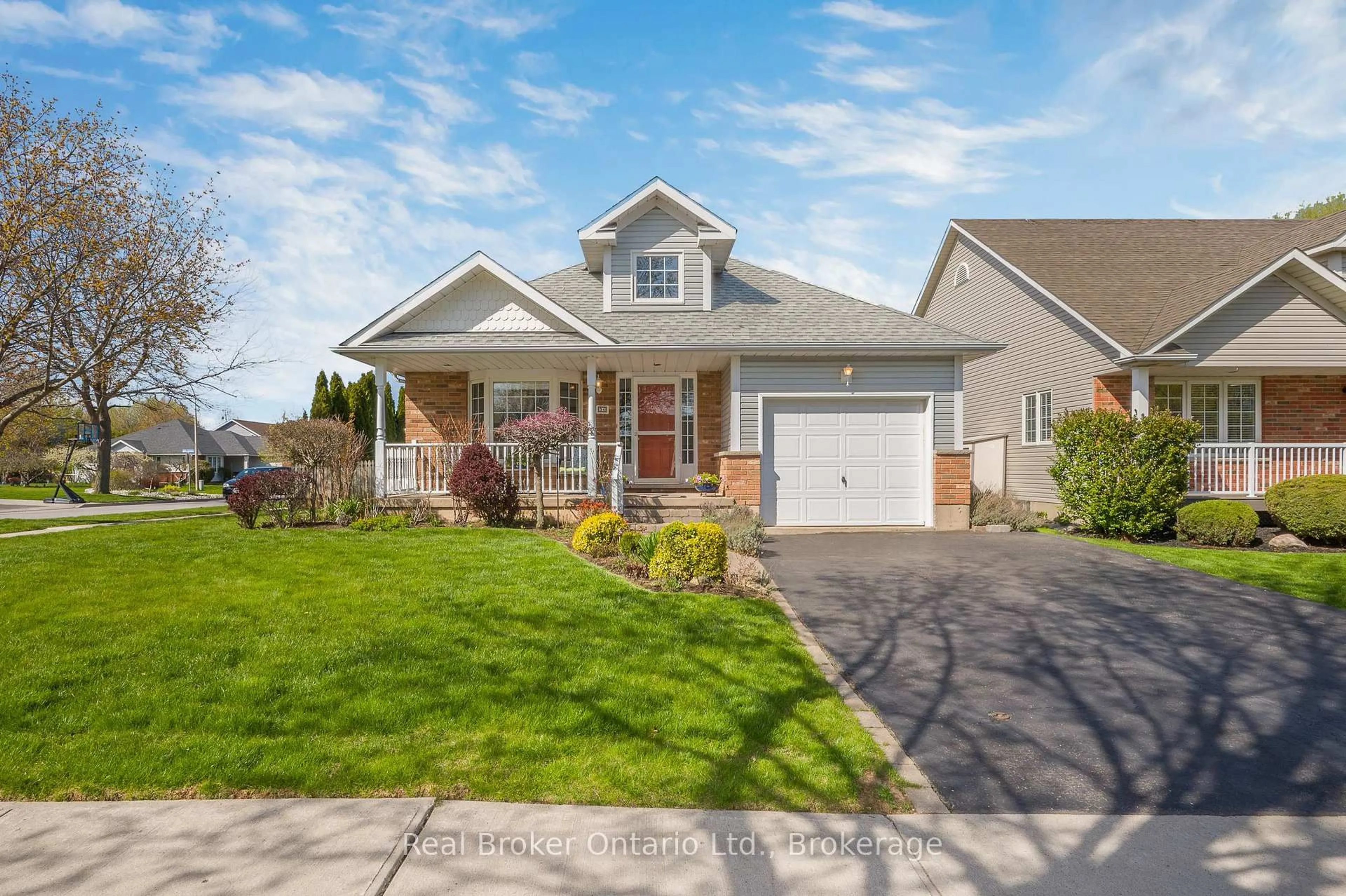 Home with vinyl exterior material, street for 34 Margaret Ave, Grimsby Ontario L3M 5L4