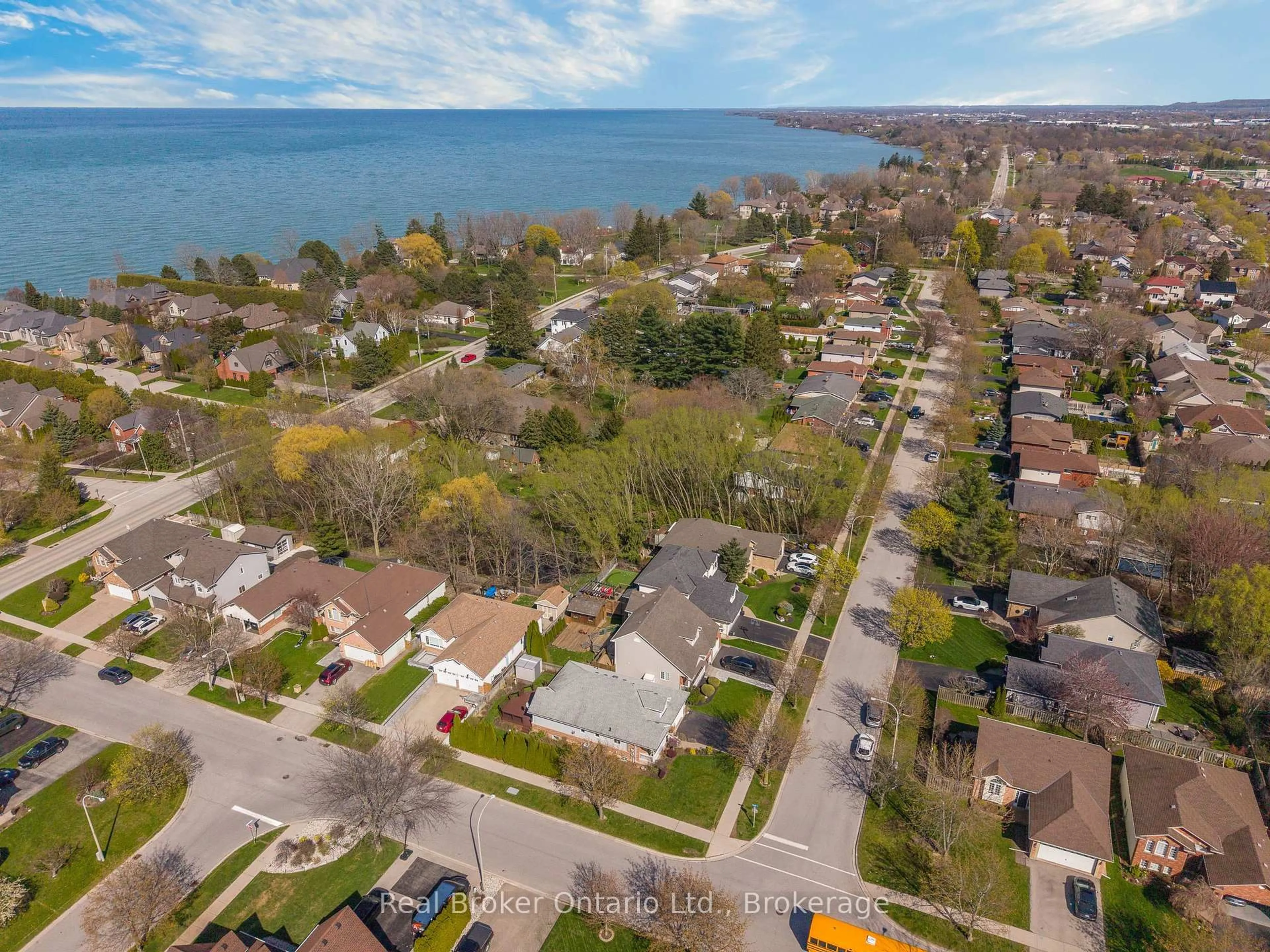 A pic from outside/outdoor area/front of a property/back of a property/a pic from drone, water/lake/river/ocean view for 34 Margaret Ave, Grimsby Ontario L3M 5L4