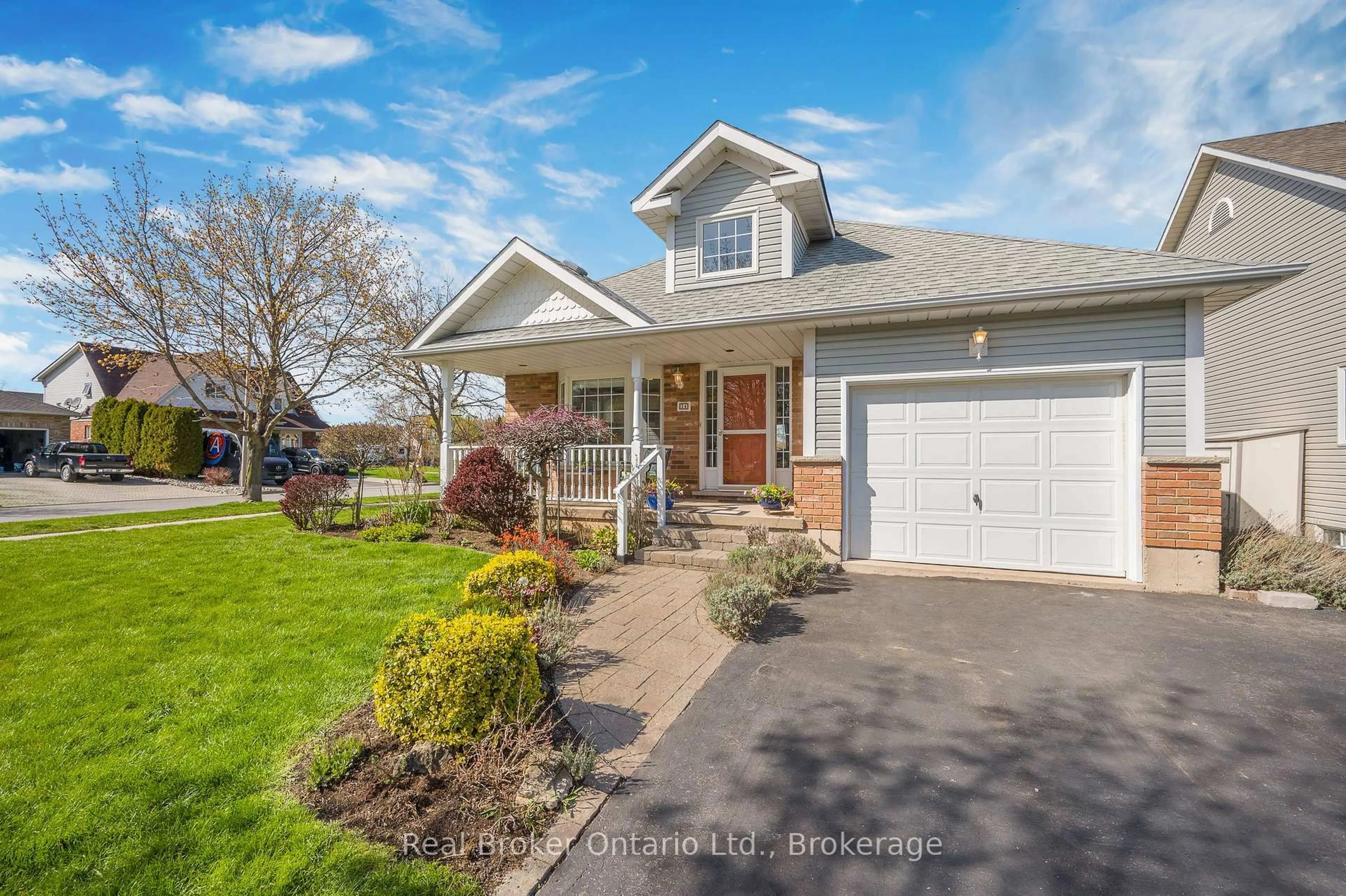 Home with vinyl exterior material, street for 34 Margaret Ave, Grimsby Ontario L3M 5L4