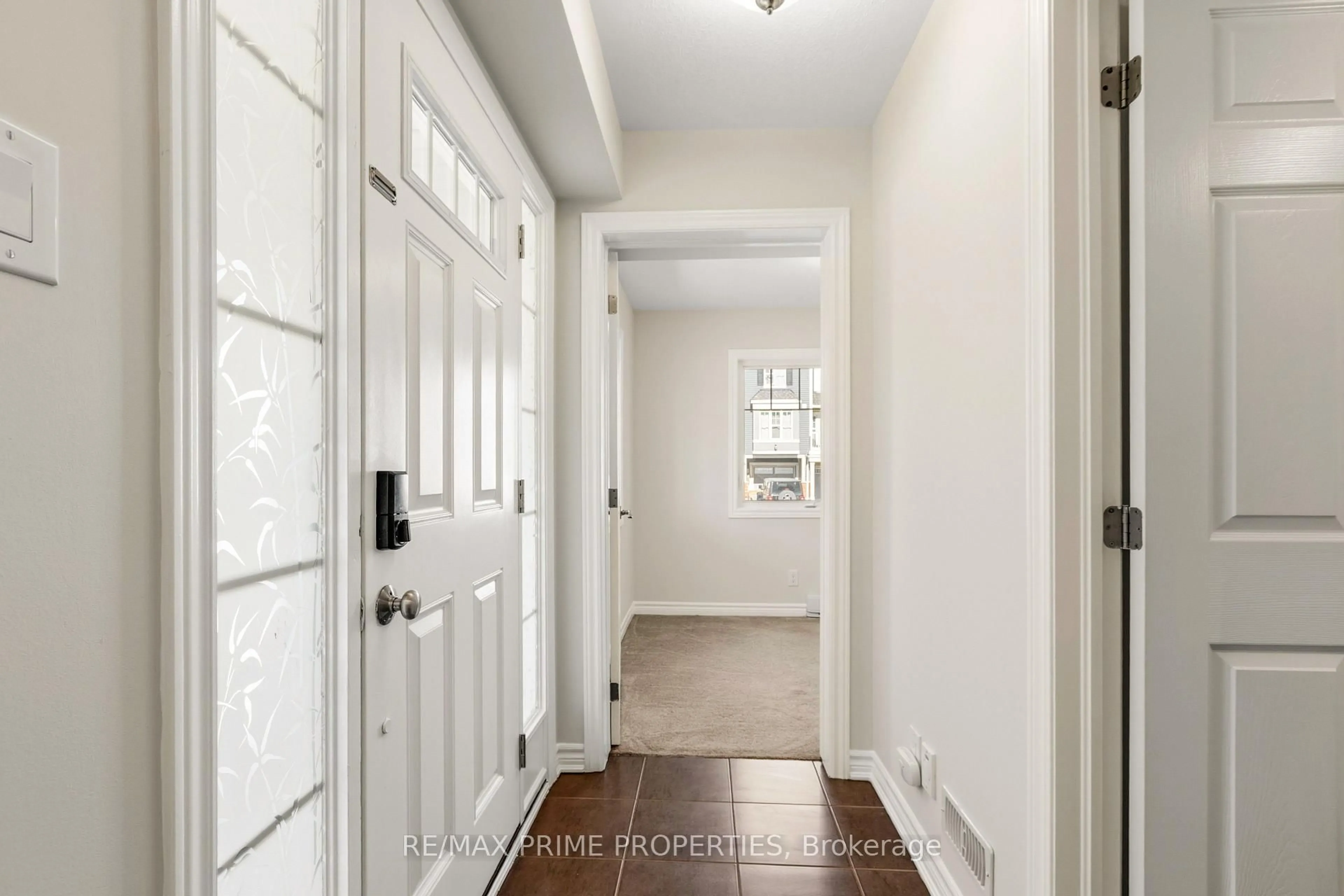 Indoor entryway for 101 Helenium Lane, Ottawa Ontario K4A 1C5