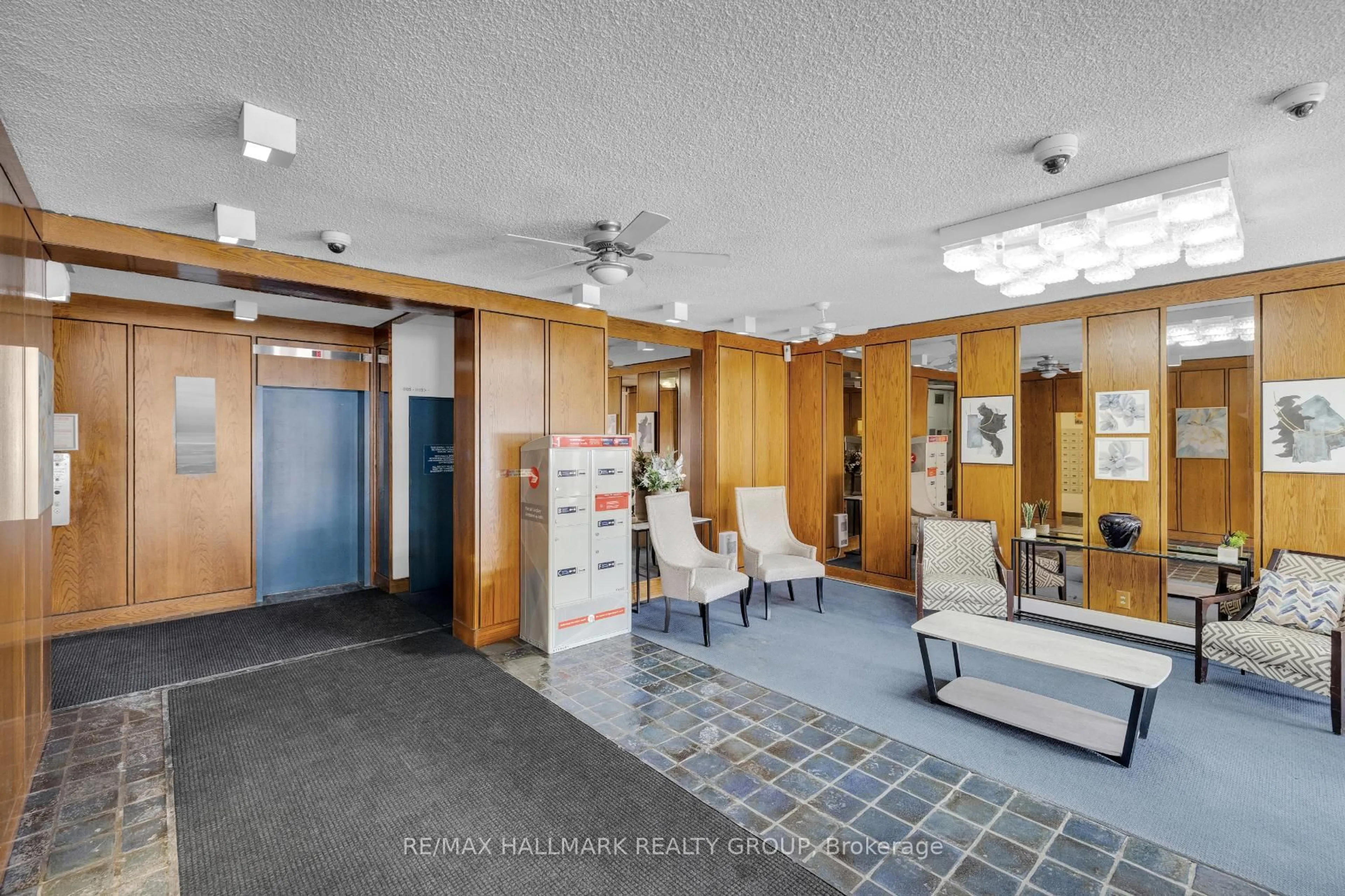 Indoor foyer for 1285 Cahill Dr #2005, Ottawa Ontario K1V 9A7