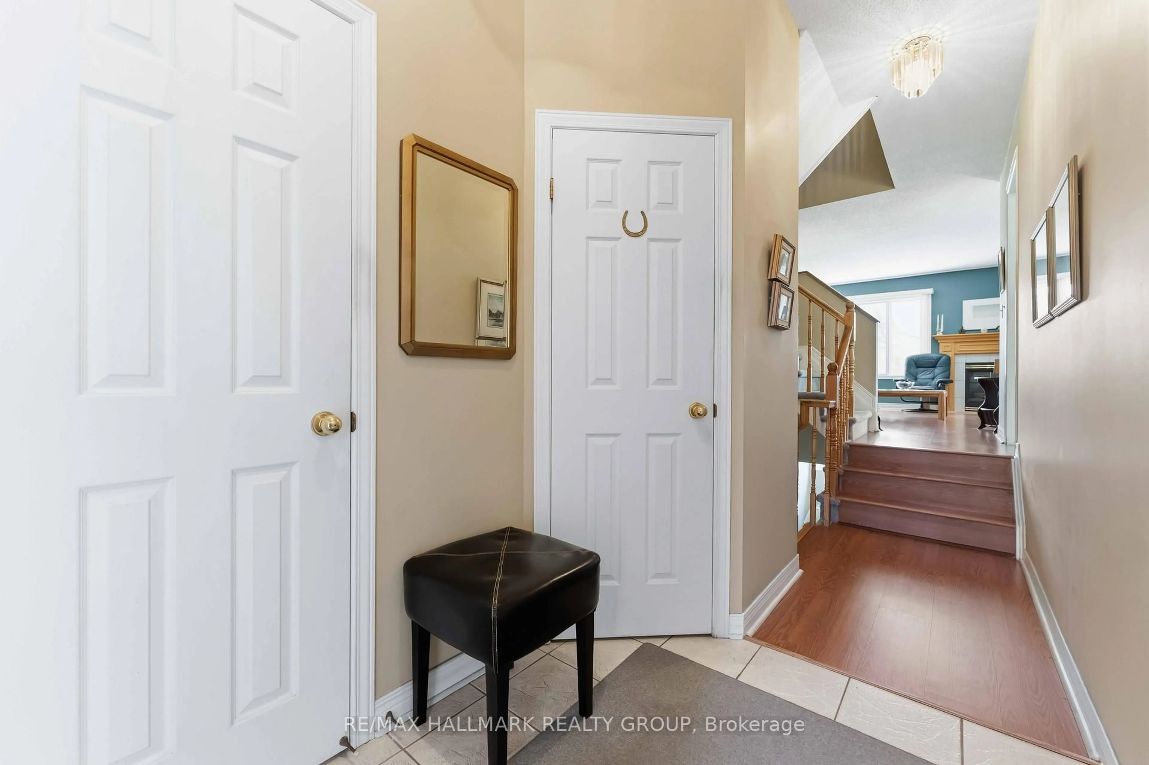 Indoor entryway for 30 Sonata Pl, Ottawa Ontario K1G 6H2