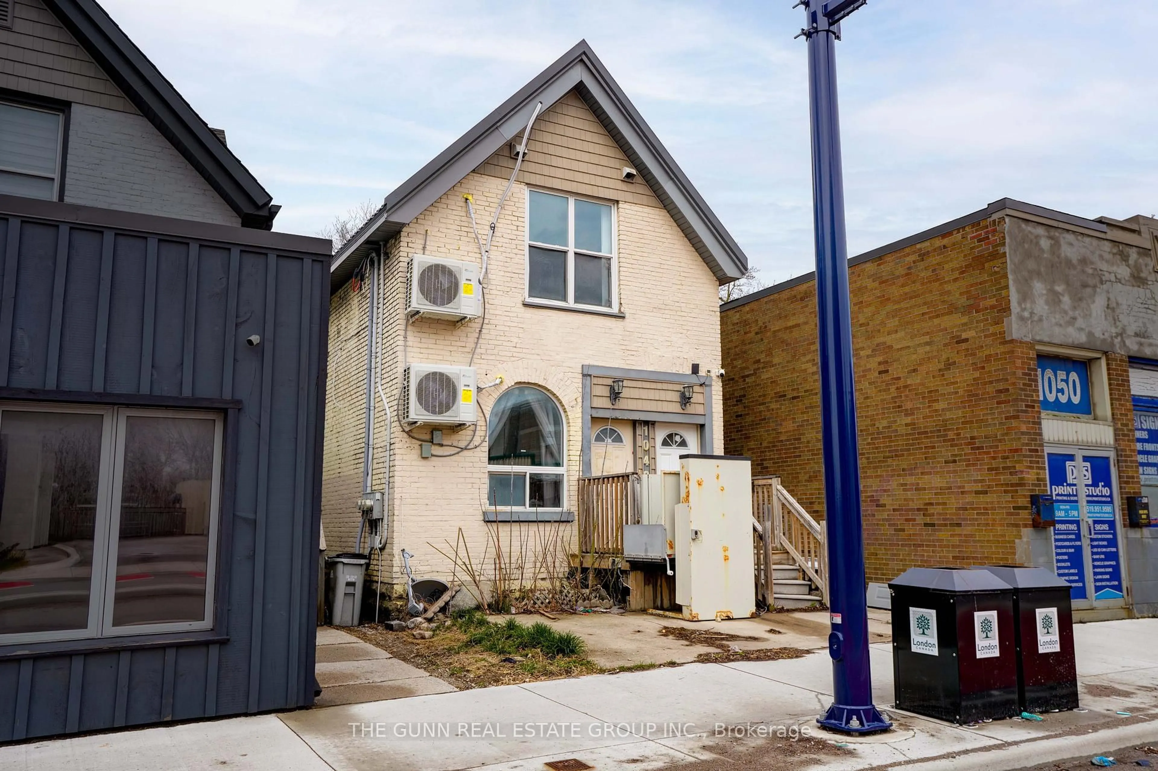 A pic from outside/outdoor area/front of a property/back of a property/a pic from drone, street for 1048 Dundas St, London East Ontario N5W 3A5