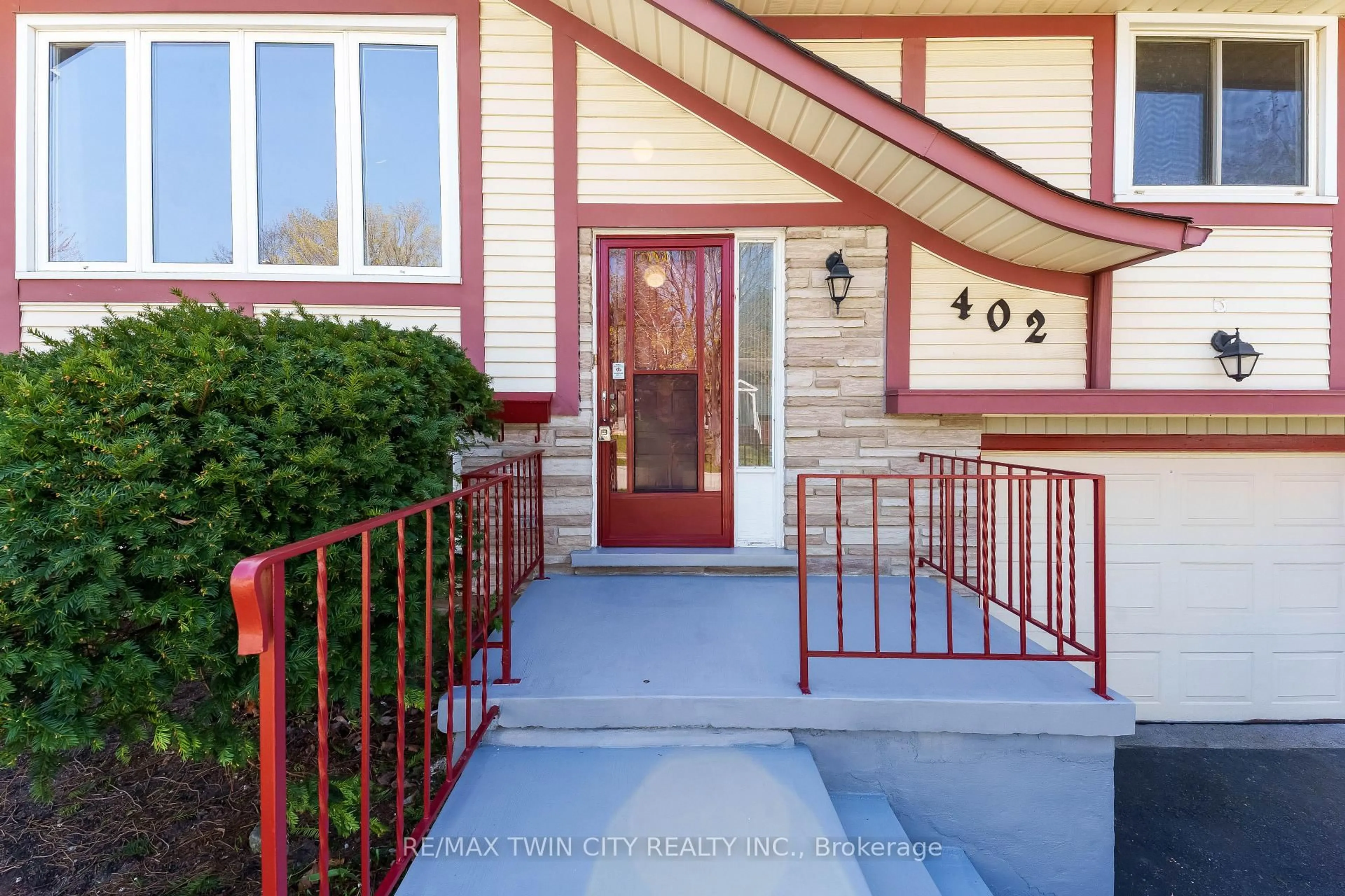 Indoor entryway for 402 Lakeview Dr, Waterloo Ontario N2L 4Z6