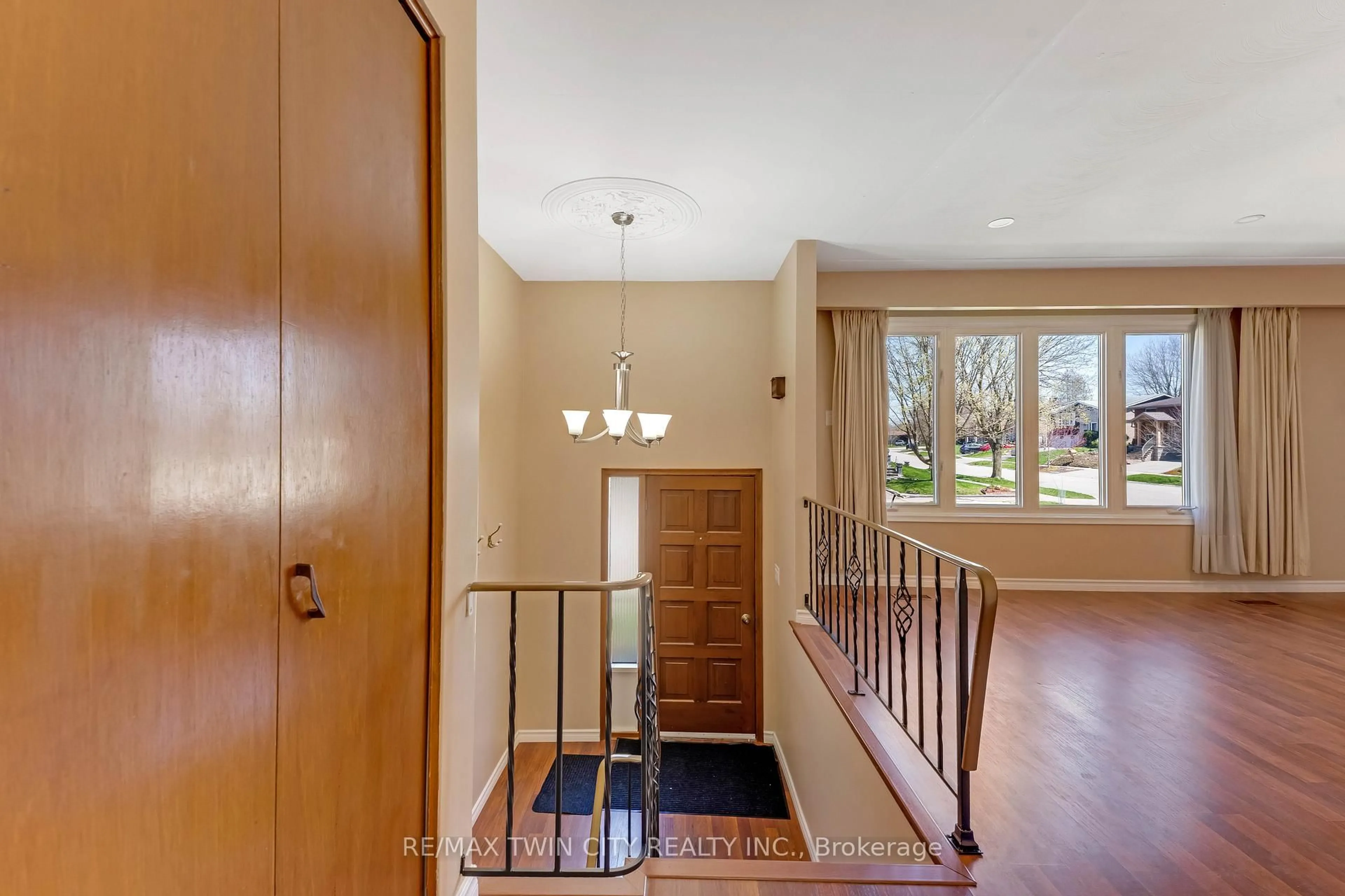 Indoor foyer for 402 Lakeview Dr, Waterloo Ontario N2L 4Z6