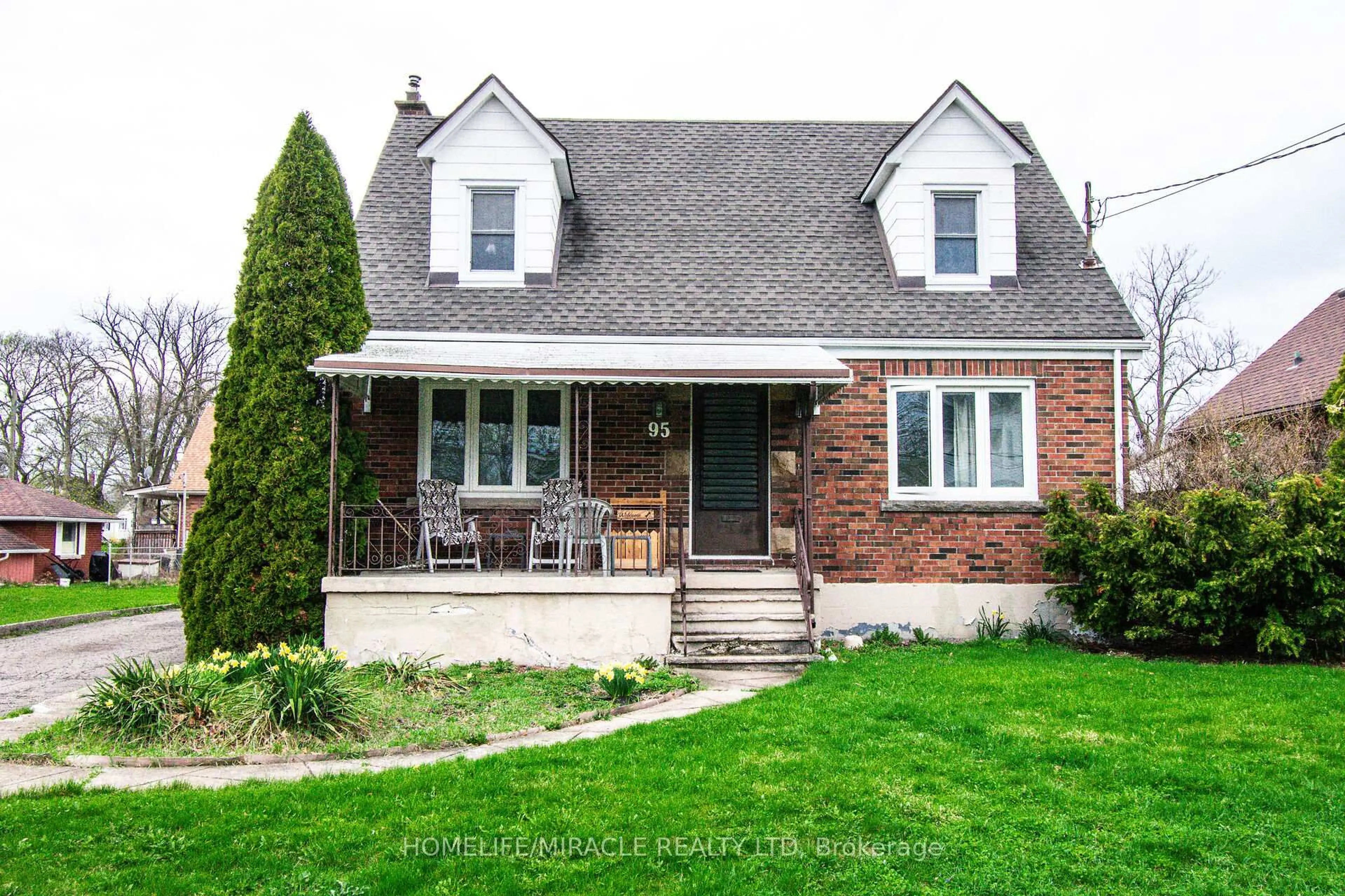 Home with brick exterior material, street for 95 Queen St, Thorold Ontario L2V 3N8