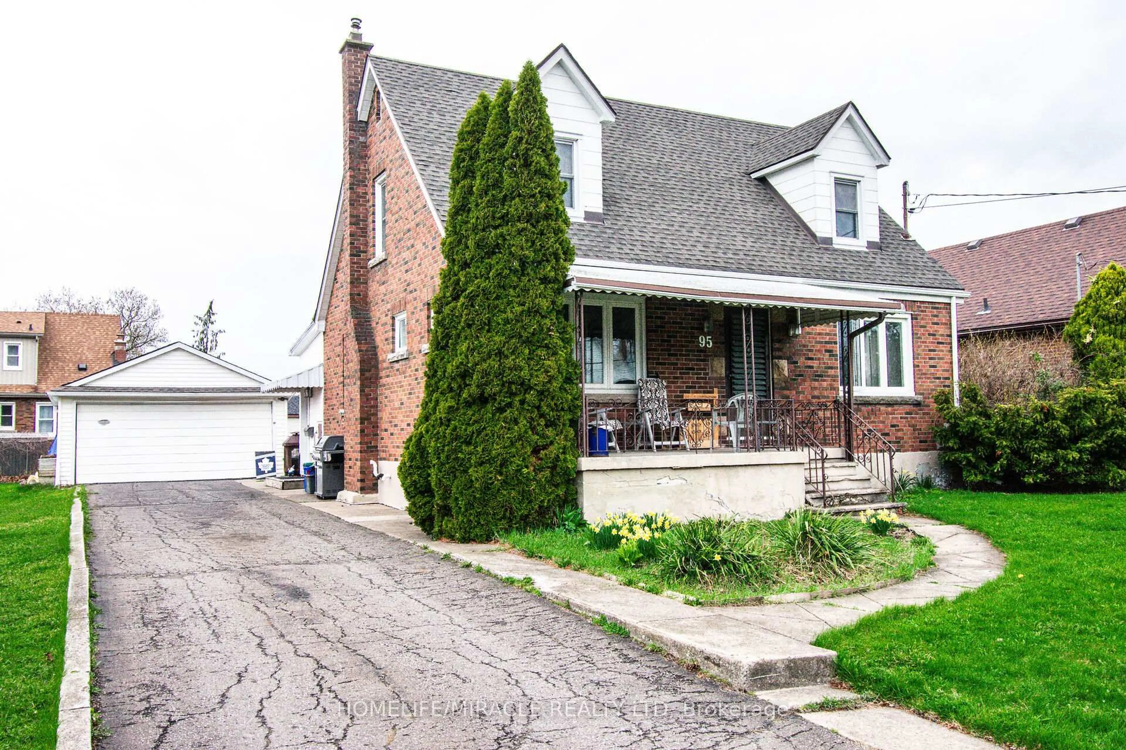 Home with brick exterior material, street for 95 Queen St, Thorold Ontario L2V 3N8