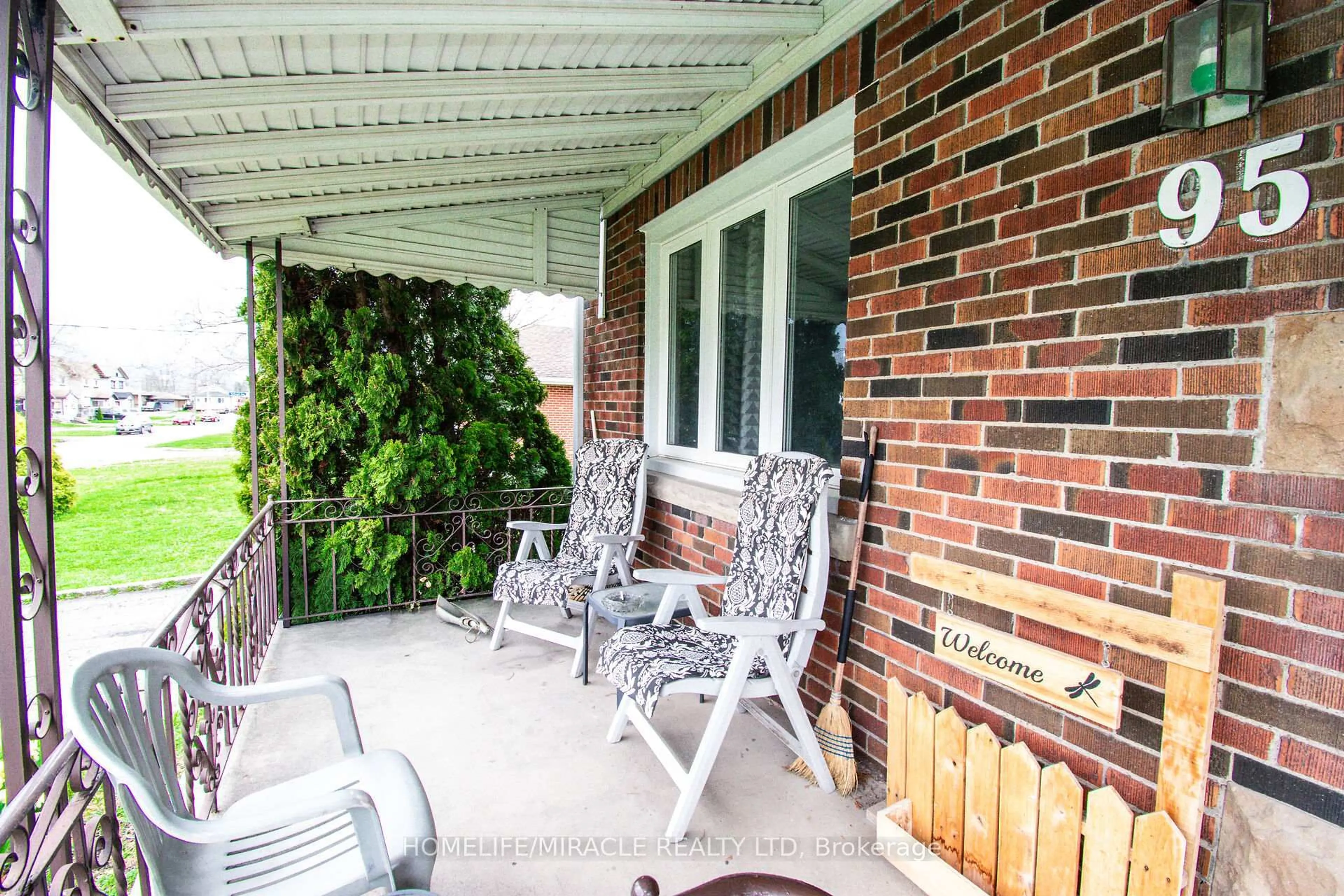 Patio, street for 95 Queen St, Thorold Ontario L2V 3N8