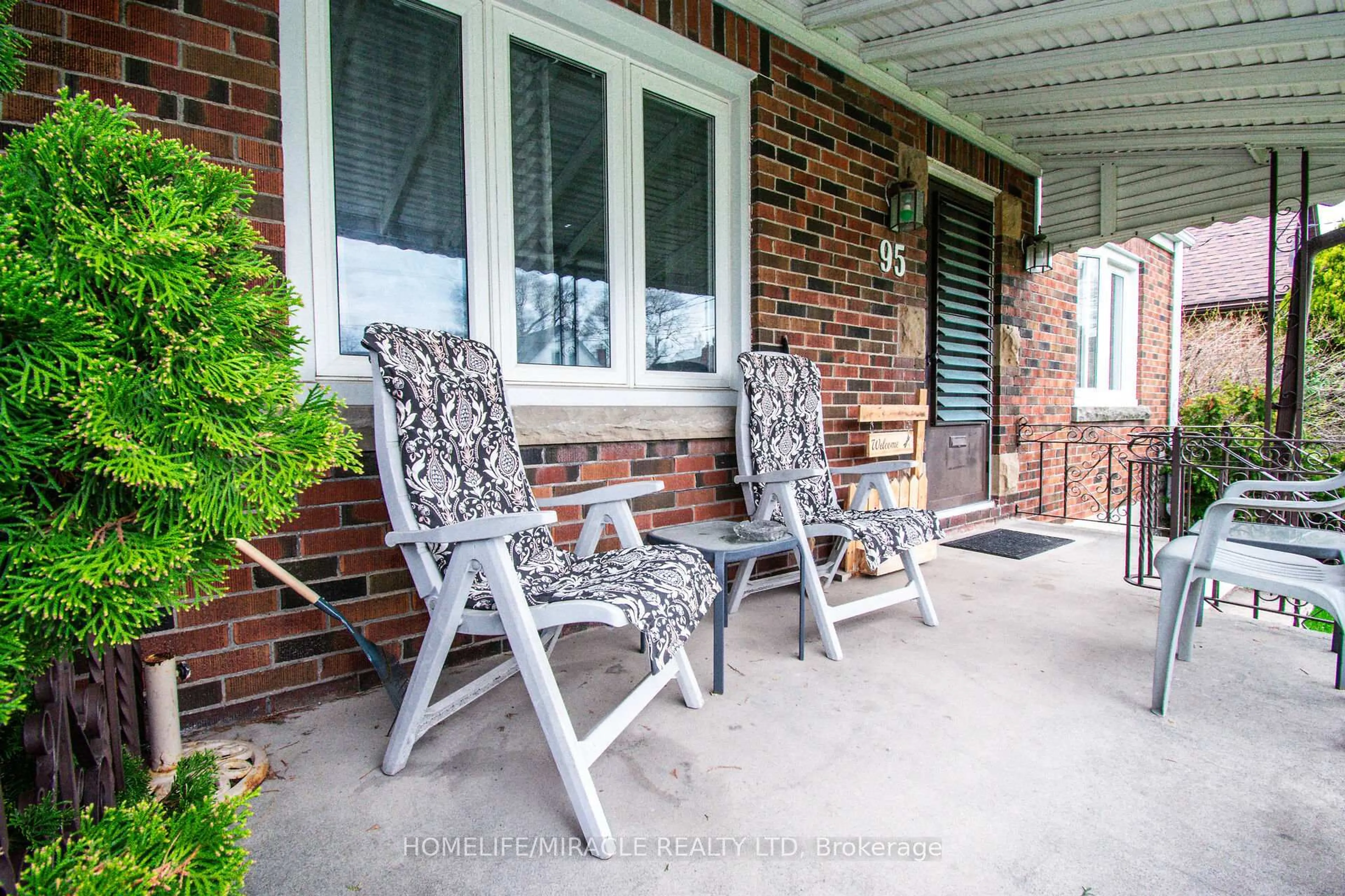 Patio, street for 95 Queen St, Thorold Ontario L2V 3N8