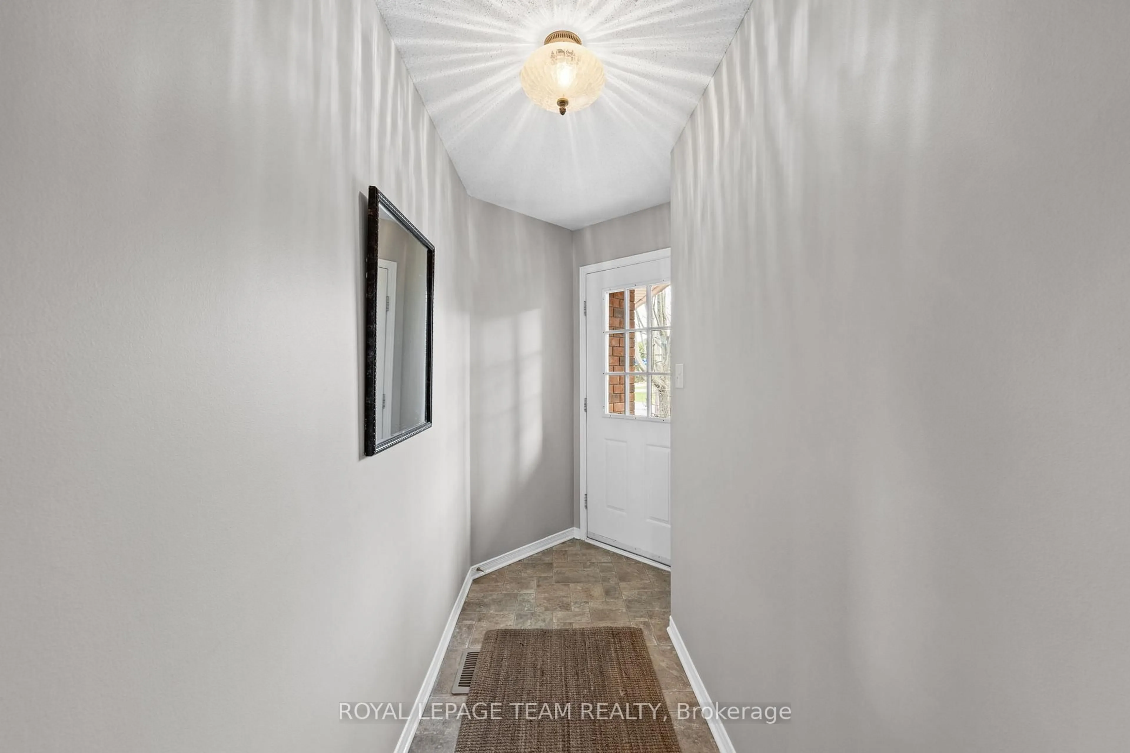 Indoor entryway for 195 Walden Dr, Ottawa Ontario K2K 2K7