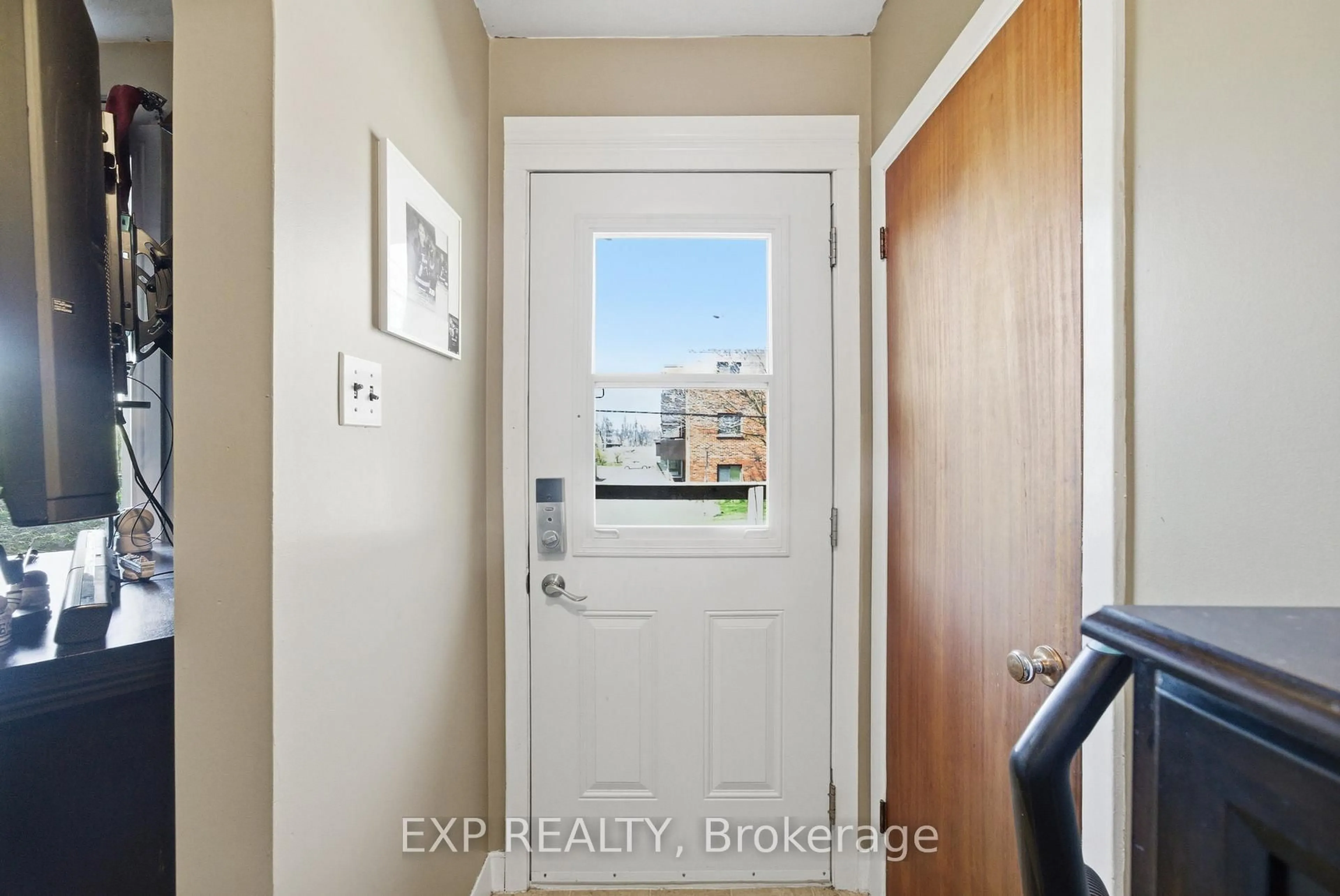 Indoor entryway for 35-37 Park St, Cobourg Ontario K9A 2E2