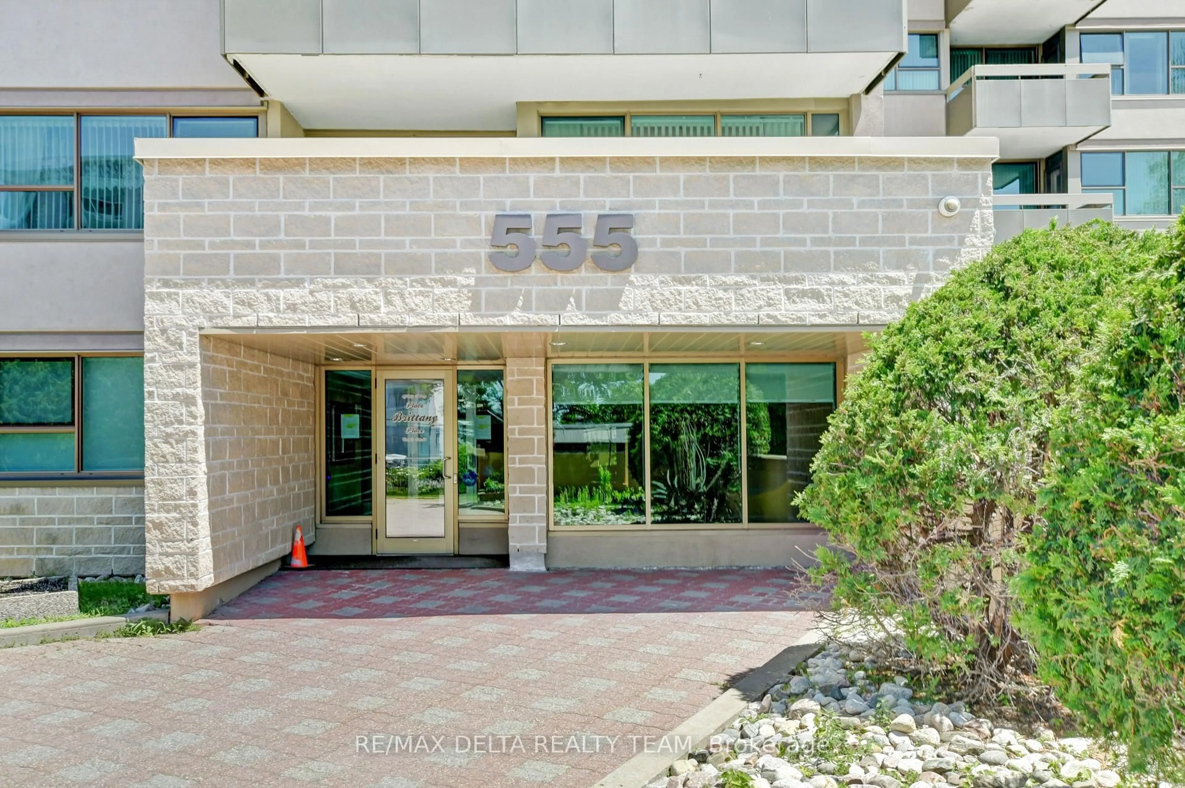 Indoor foyer for 555 Brittany Dr #1001, Ottawa Ontario K1K 4C5