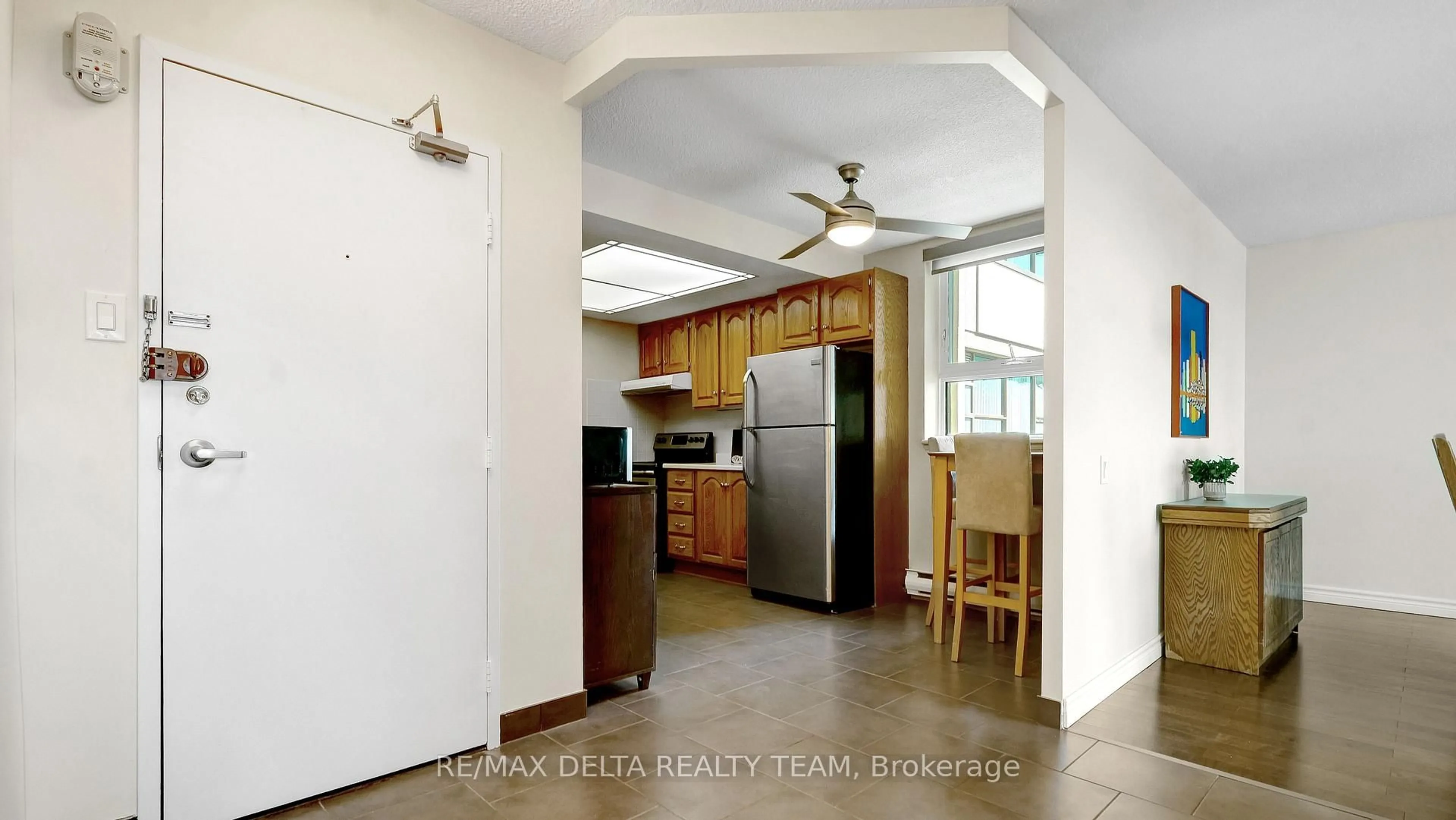 Standard kitchen, ceramic/tile floor for 555 Brittany Dr #1001, Ottawa Ontario K1K 4C5