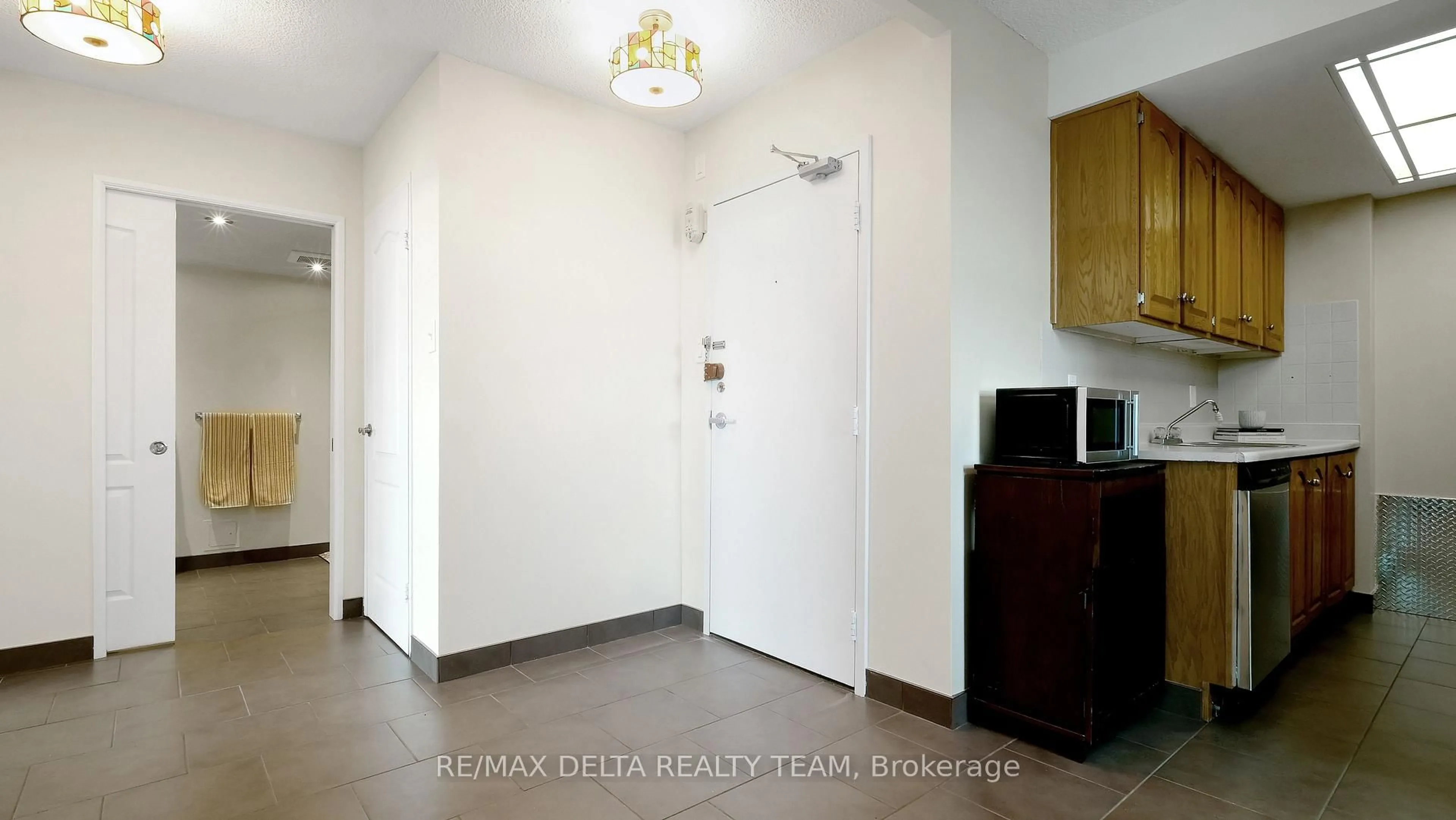 Indoor entryway for 555 Brittany Dr #1001, Ottawa Ontario K1K 4C5