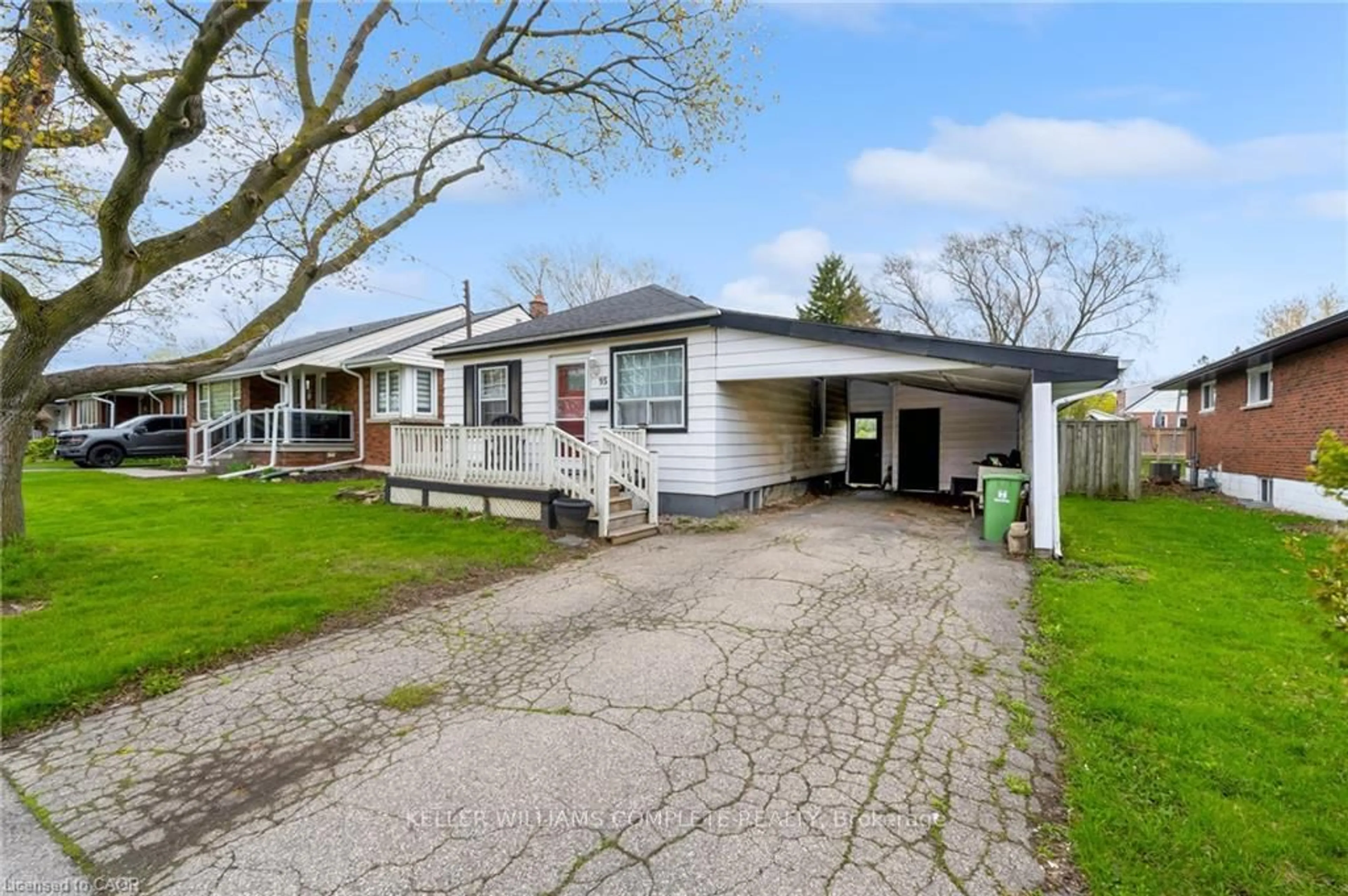 A pic from outside/outdoor area/front of a property/back of a property/a pic from drone, street for 95 Dana Dr, Hamilton Ontario L9A 3H9