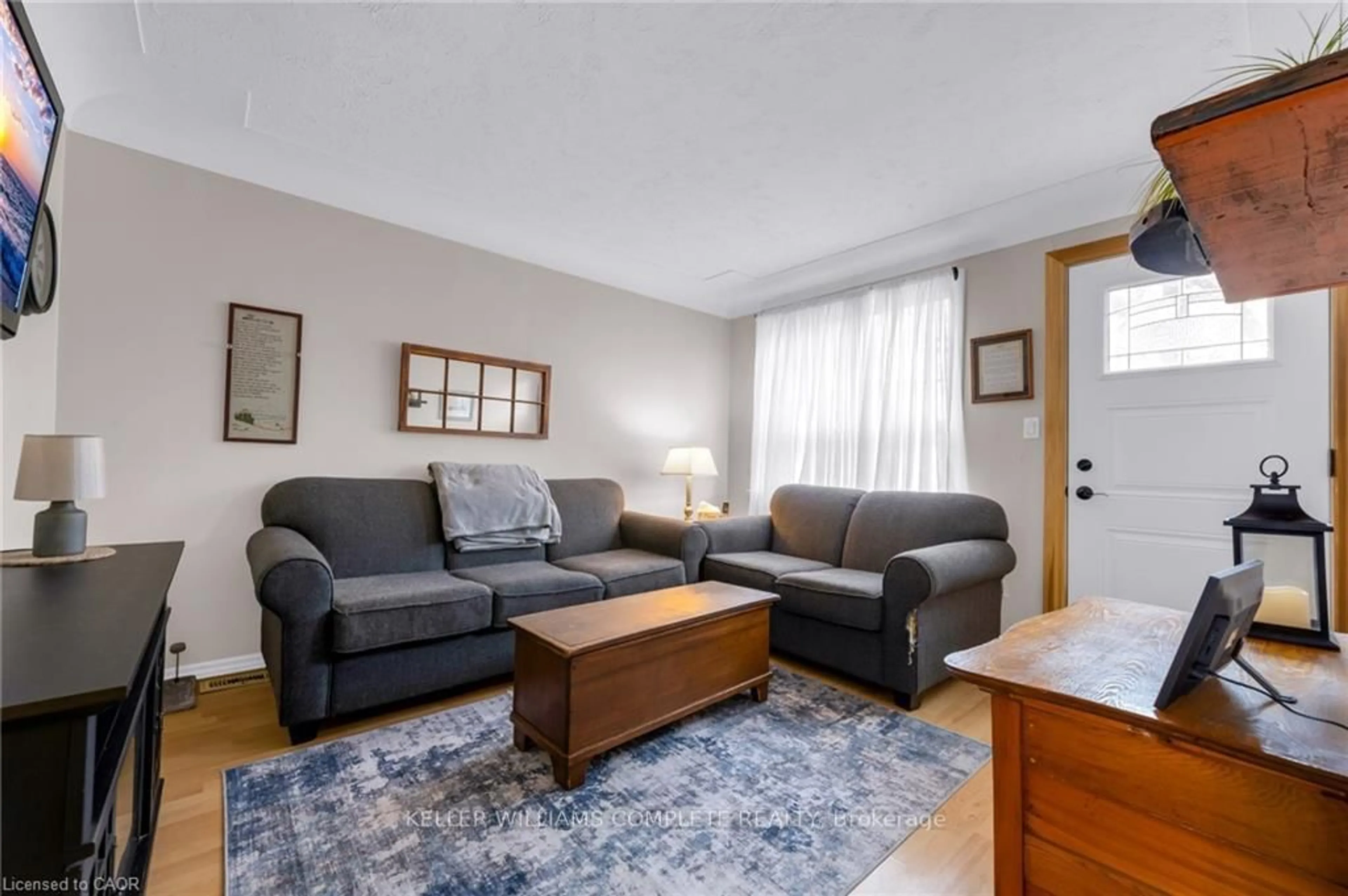 Living room with furniture, wood/laminate floor for 95 Dana Dr, Hamilton Ontario L9A 3H9