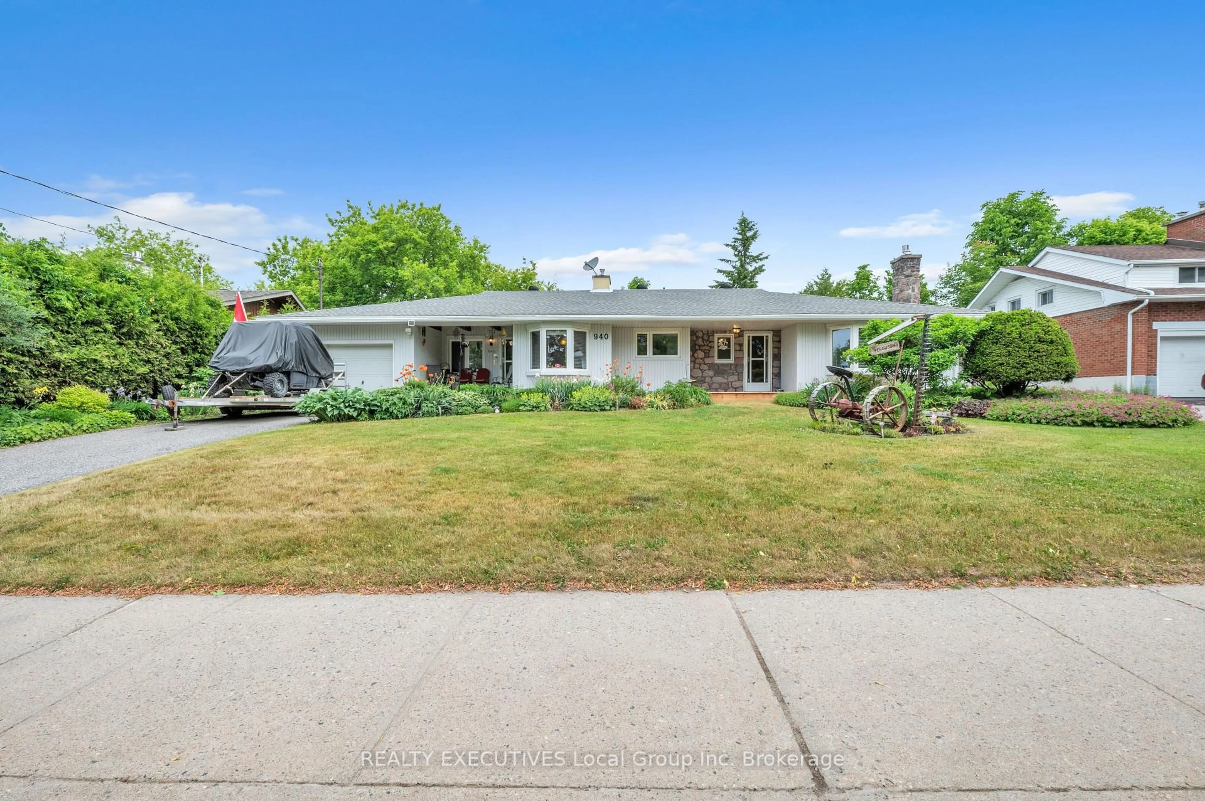 A pic from outside/outdoor area/front of a property/back of a property/a pic from drone, street for 940 BLOEM St, North Bay Ontario P1B 4Z8