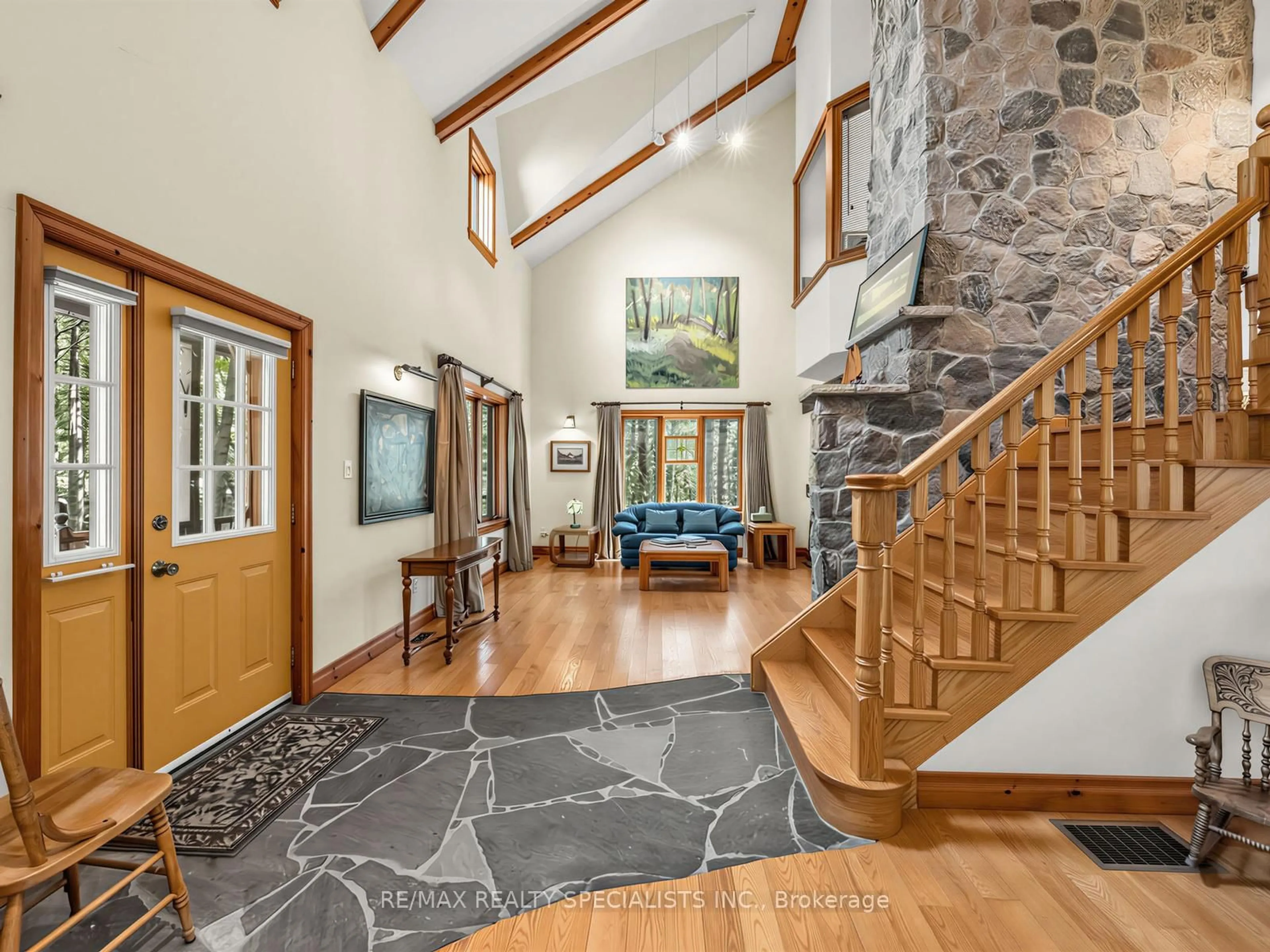 Indoor entryway for 4911 Eighth Line, Erin Ontario N0B 1T0