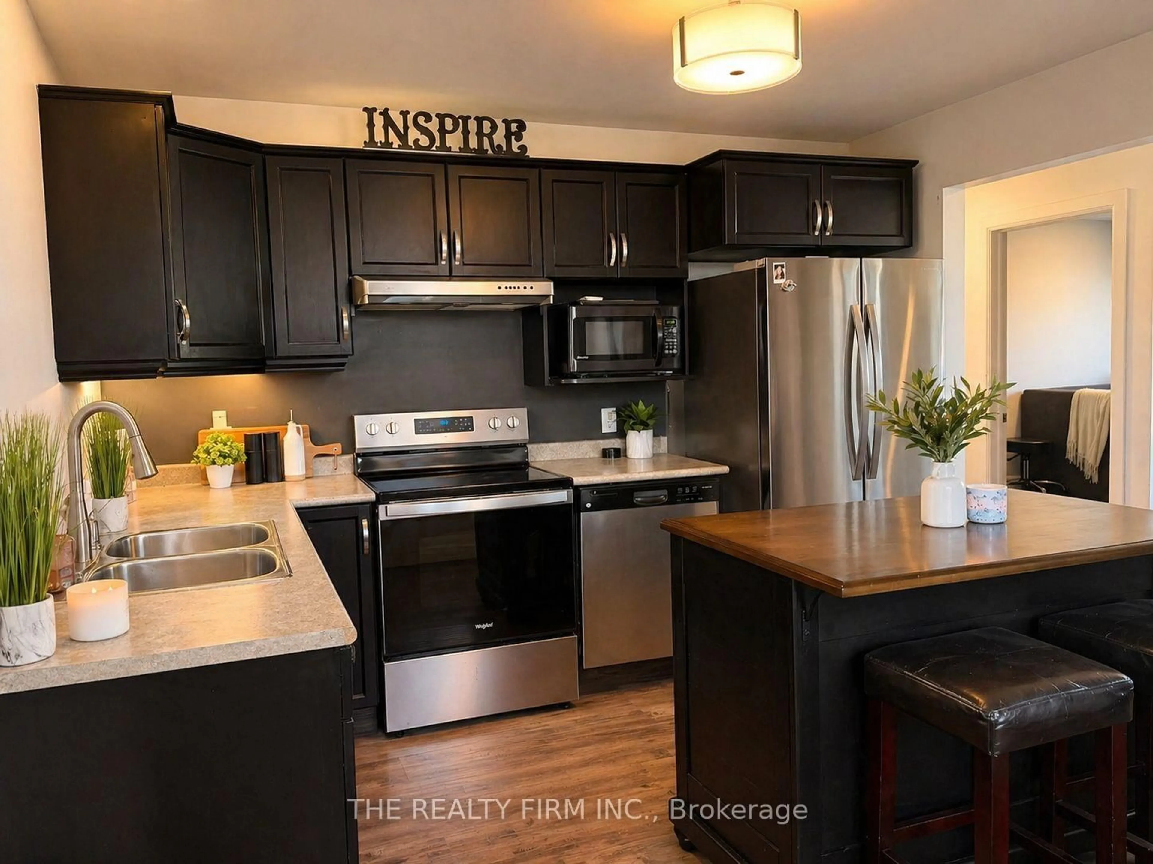 Open concept kitchen, wood/laminate floor for 10 Fifth Ave, St. Thomas Ontario N5R 4C1
