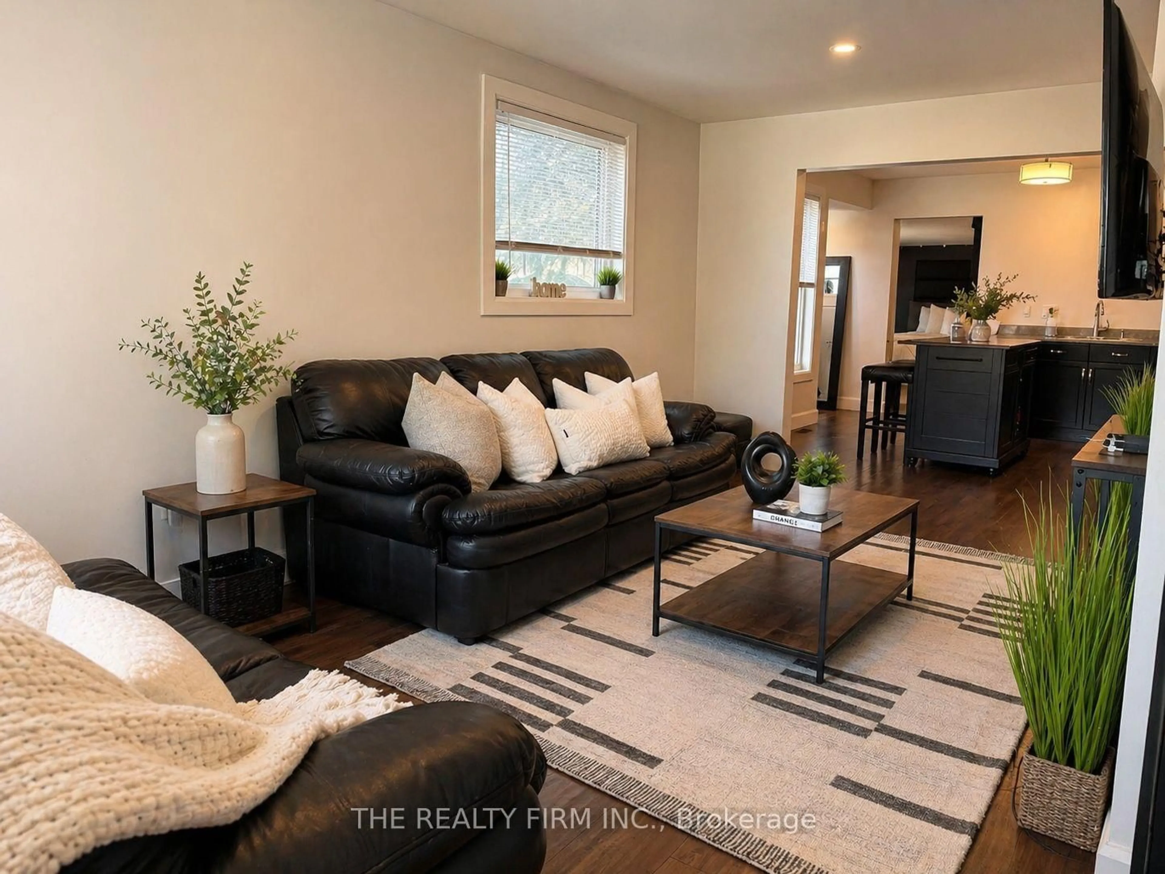 Living room with furniture, unknown for 10 Fifth Ave, St. Thomas Ontario N5R 4C1