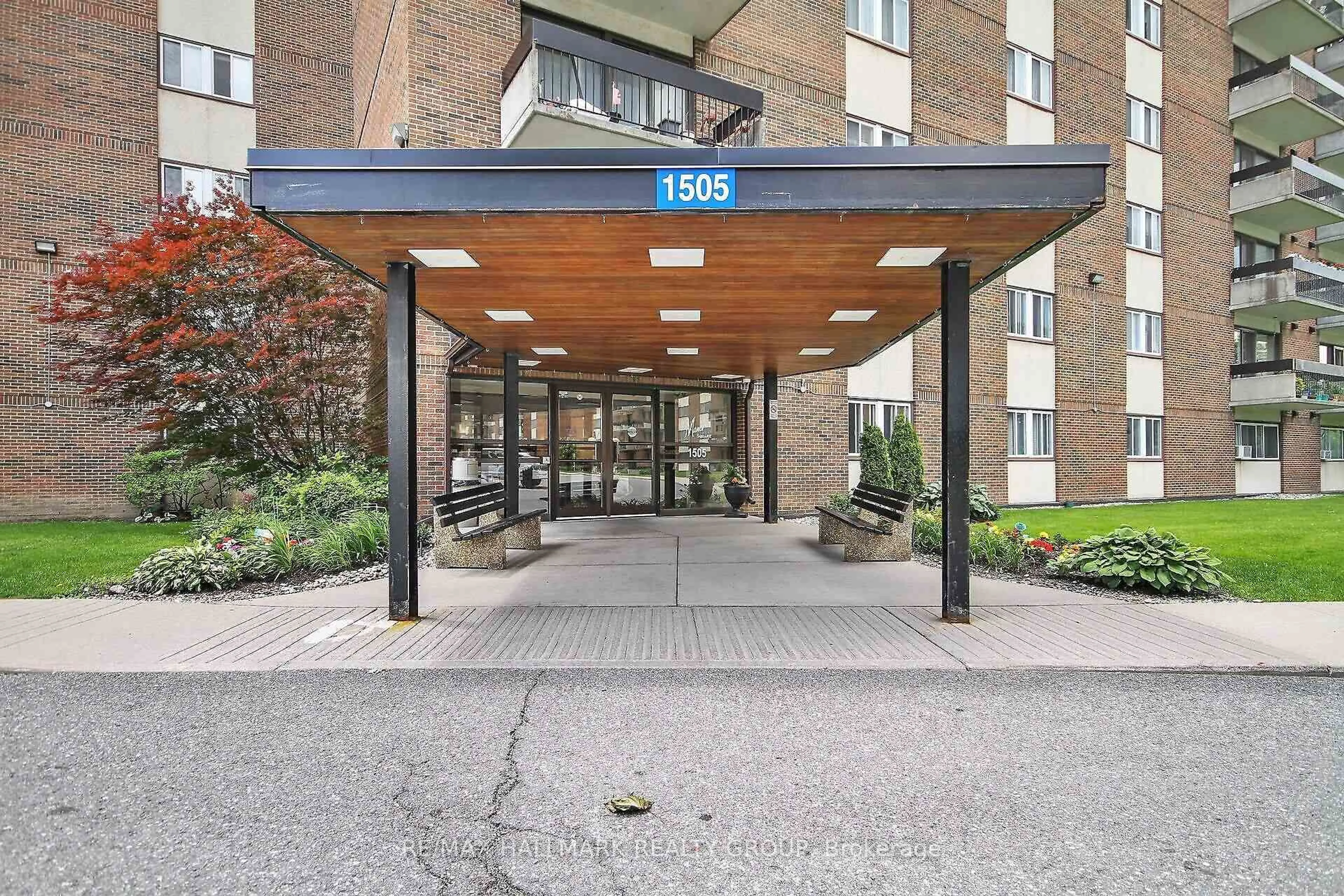 Indoor foyer for 1505 Baseline Rd #203, Ottawa Ontario K2C 3L4