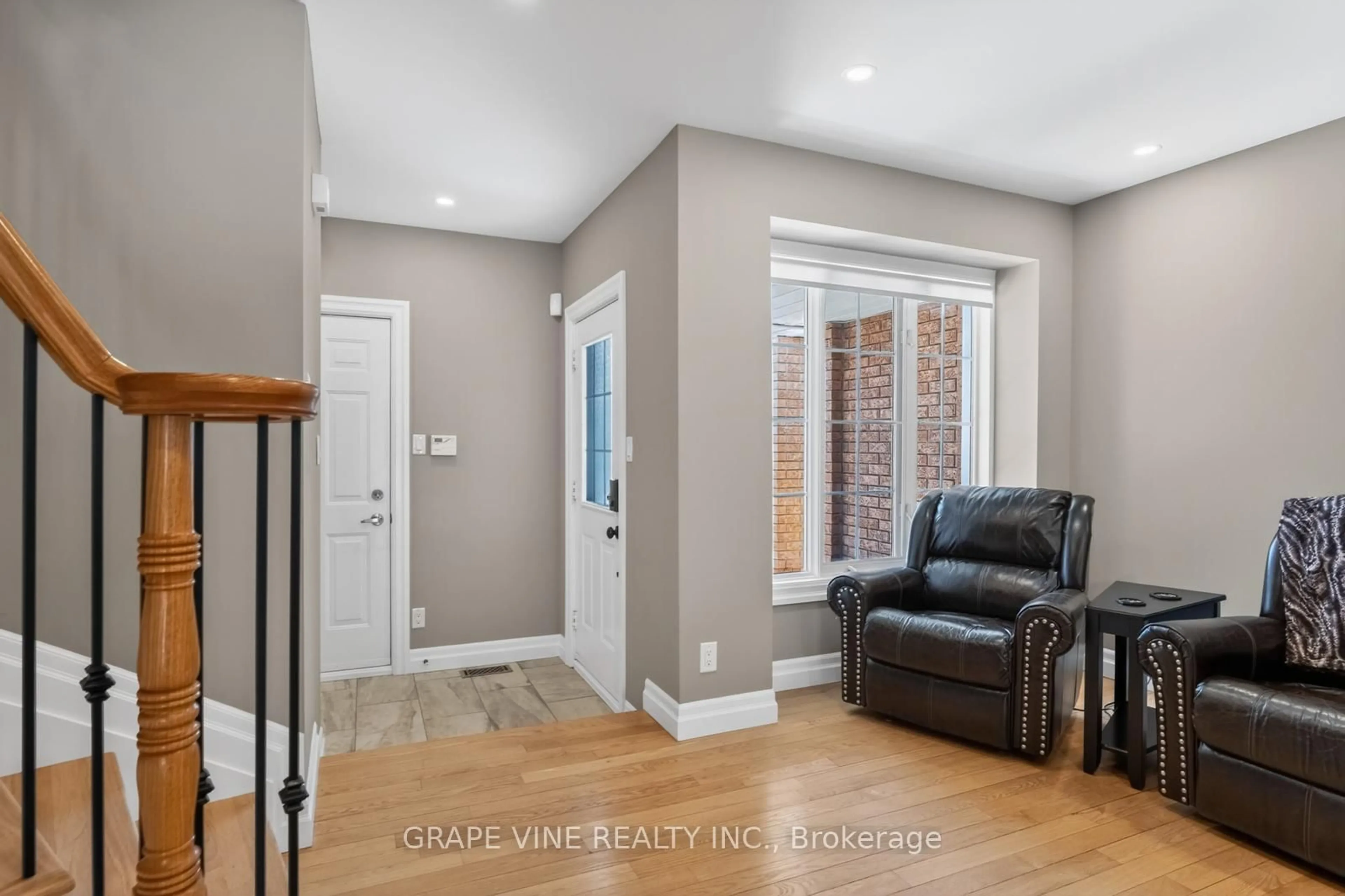 Indoor entryway for 142 College Circ, Ottawa Ontario K1K 4S1