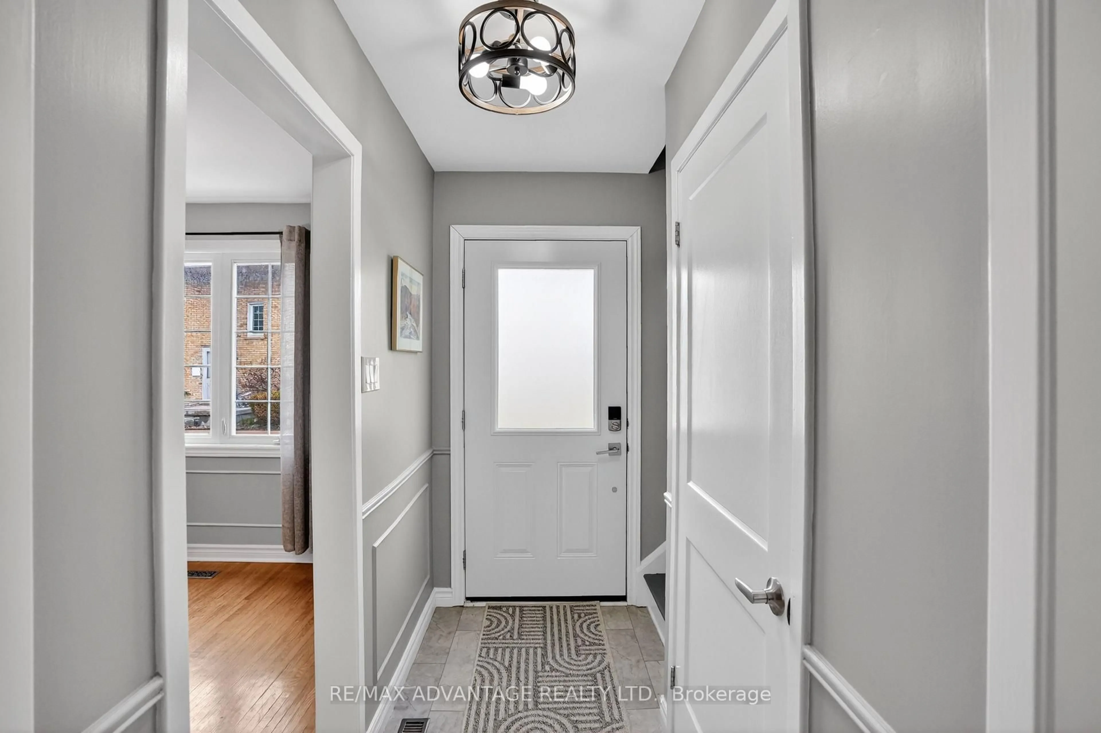 Indoor entryway for 222 Homestead Cres, London North Ontario N6G 2E5