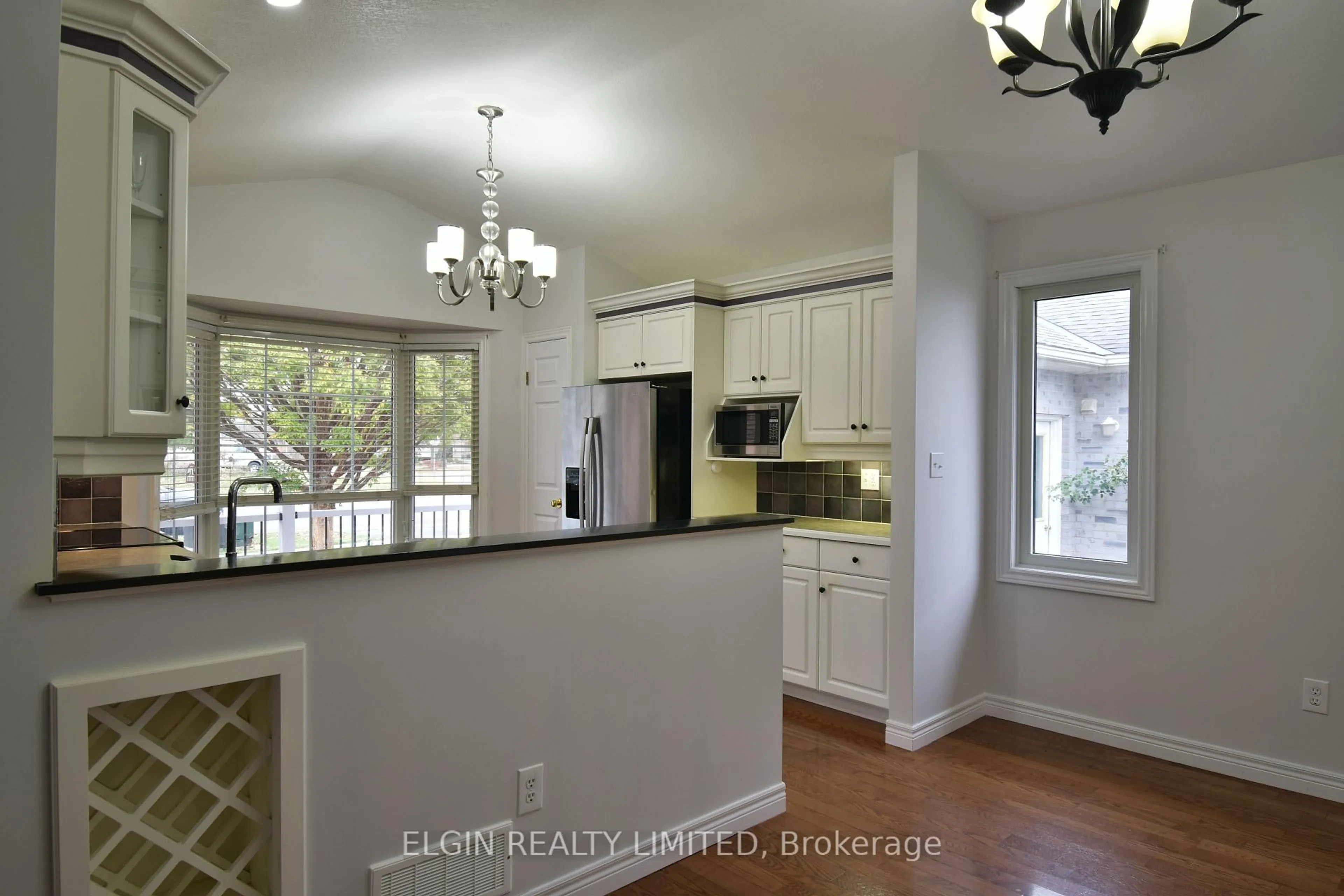 Open concept kitchen, unknown for 578 Wellington St, St. Thomas Ontario N5R 6E1