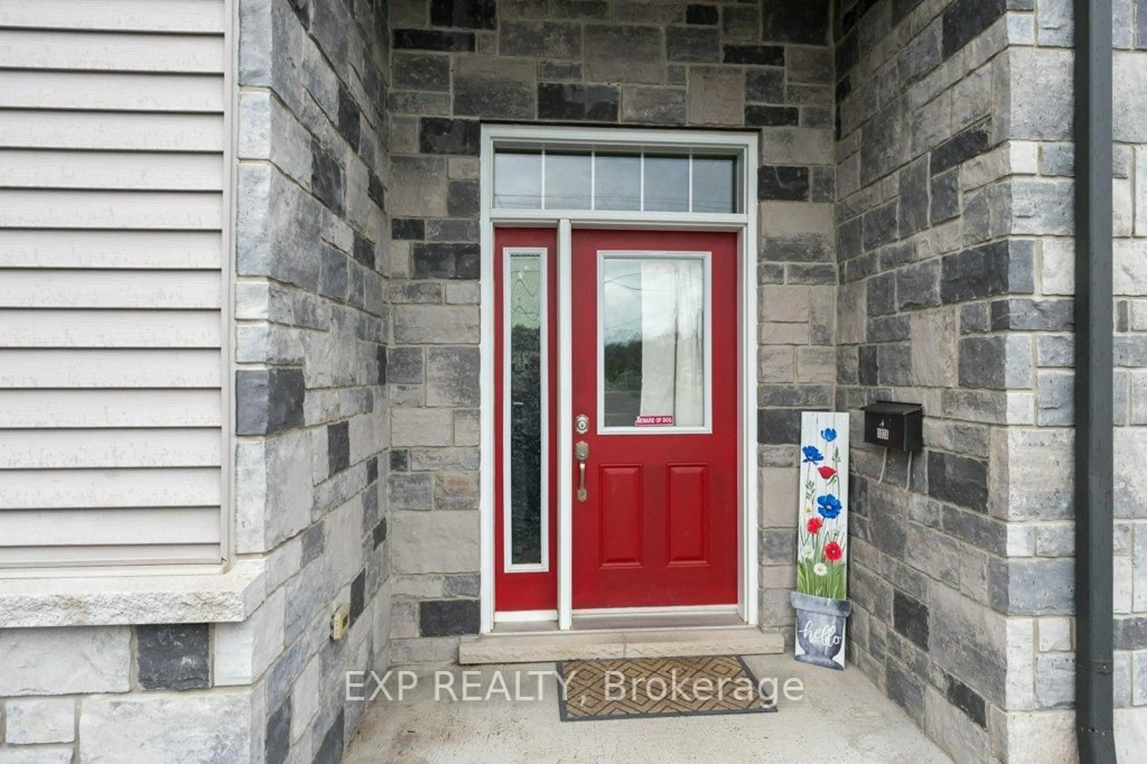 Indoor entryway for 102 Davis St #A, Quinte West Ontario K8V 4L1