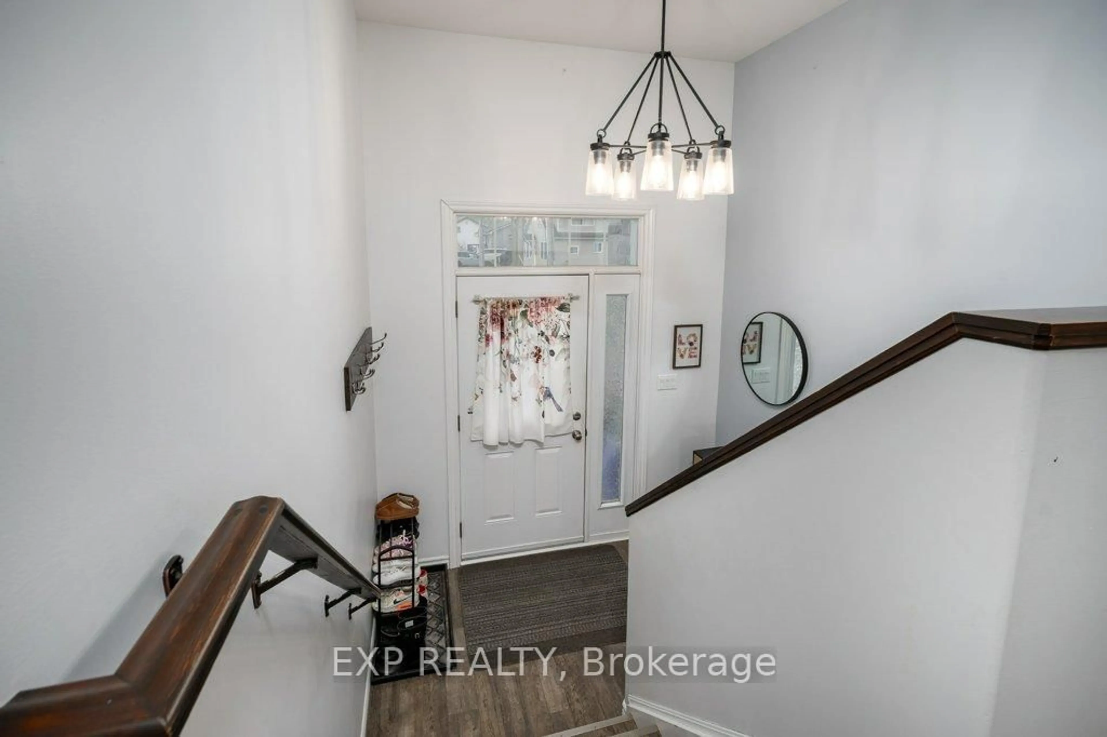 Indoor entryway for 102 Davis St #A, Quinte West Ontario K8V 4L1