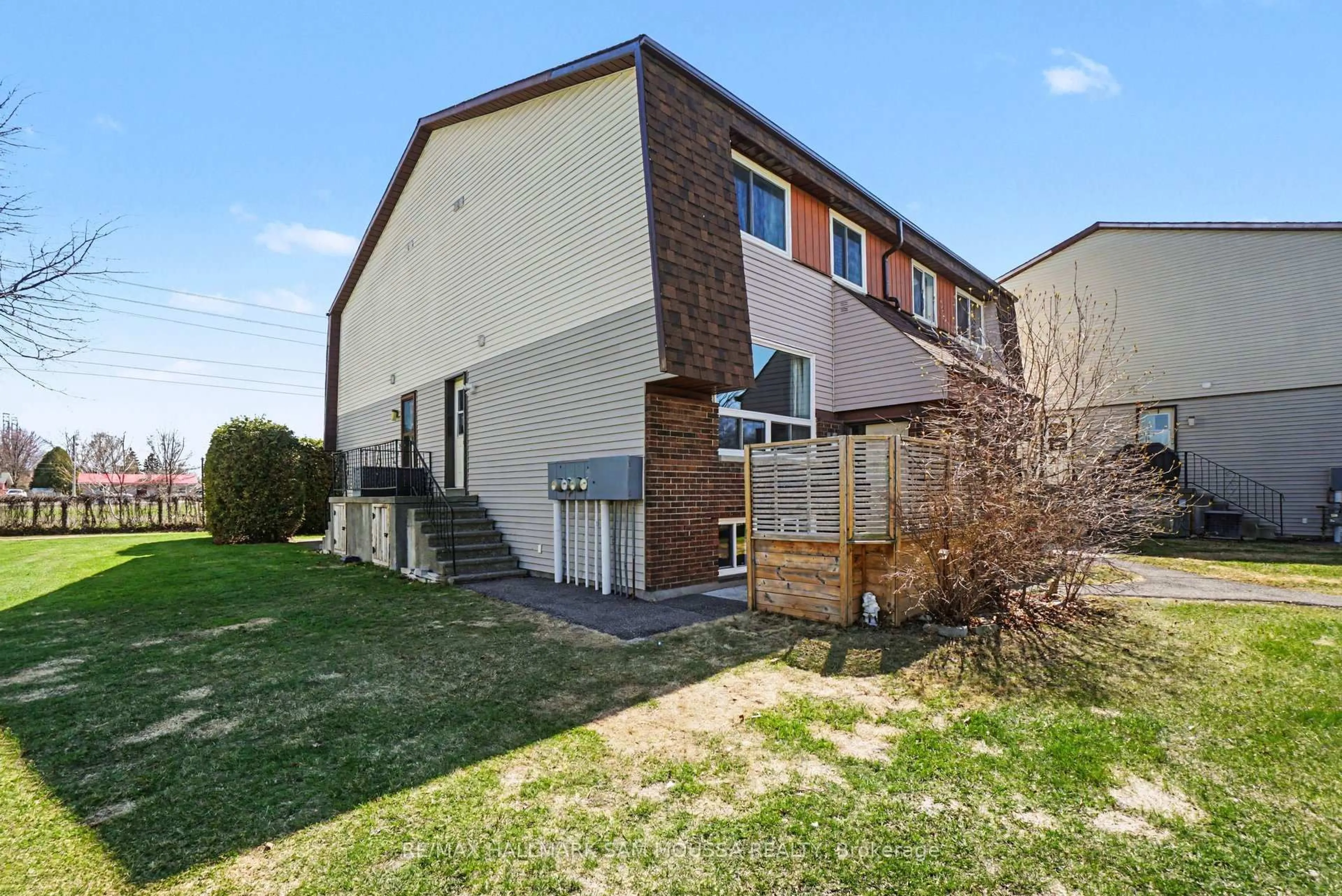 A pic from outside/outdoor area/front of a property/back of a property/a pic from drone, street for 28C Woodvale Green, Ottawa Ontario K2G 4H4
