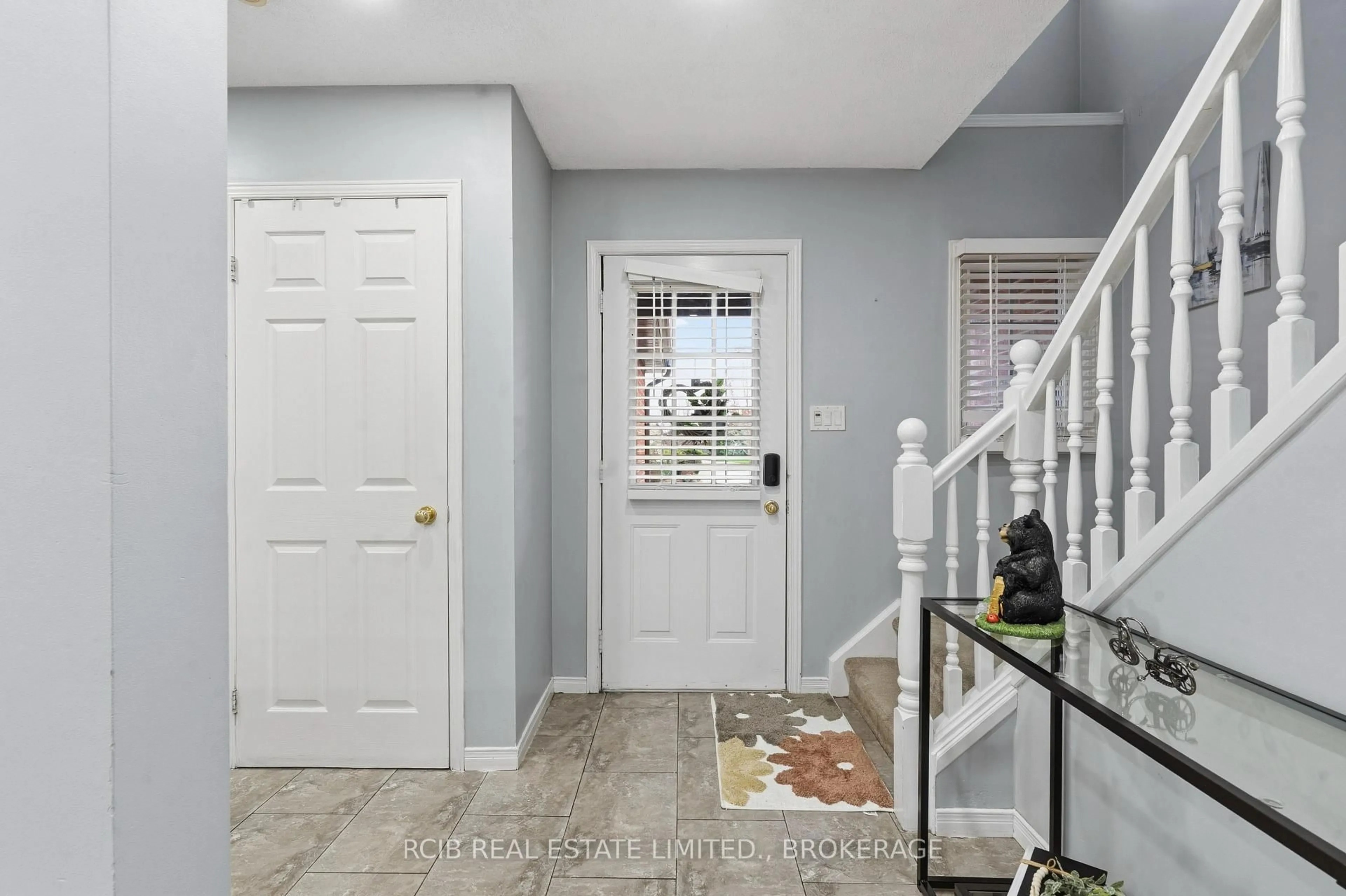 Indoor entryway for 1337 Reardon Blvd, London South Ontario N6M 1B4