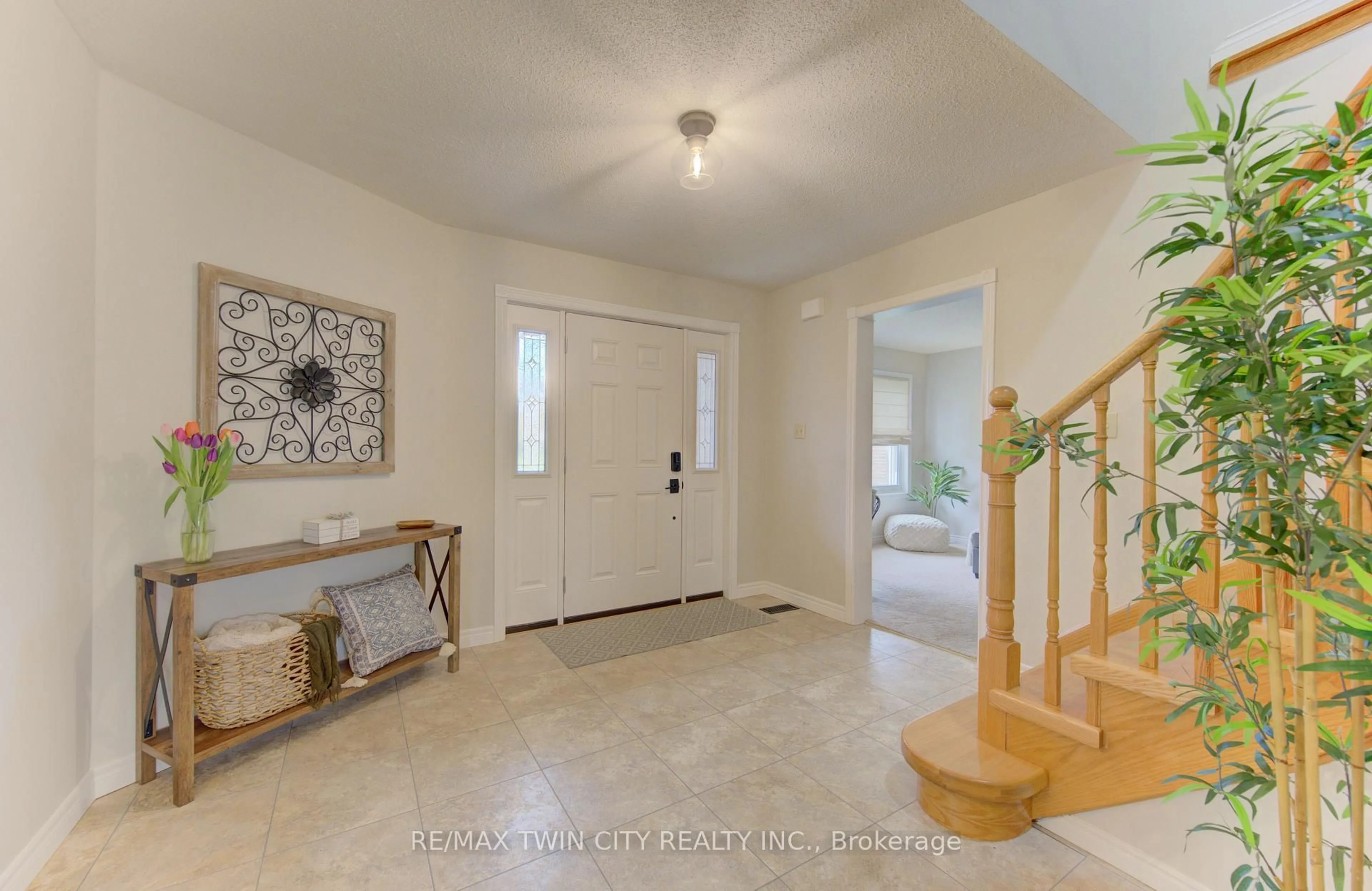 Indoor entryway for 159 Burnett Ave, Cambridge Ontario N1T 1K3