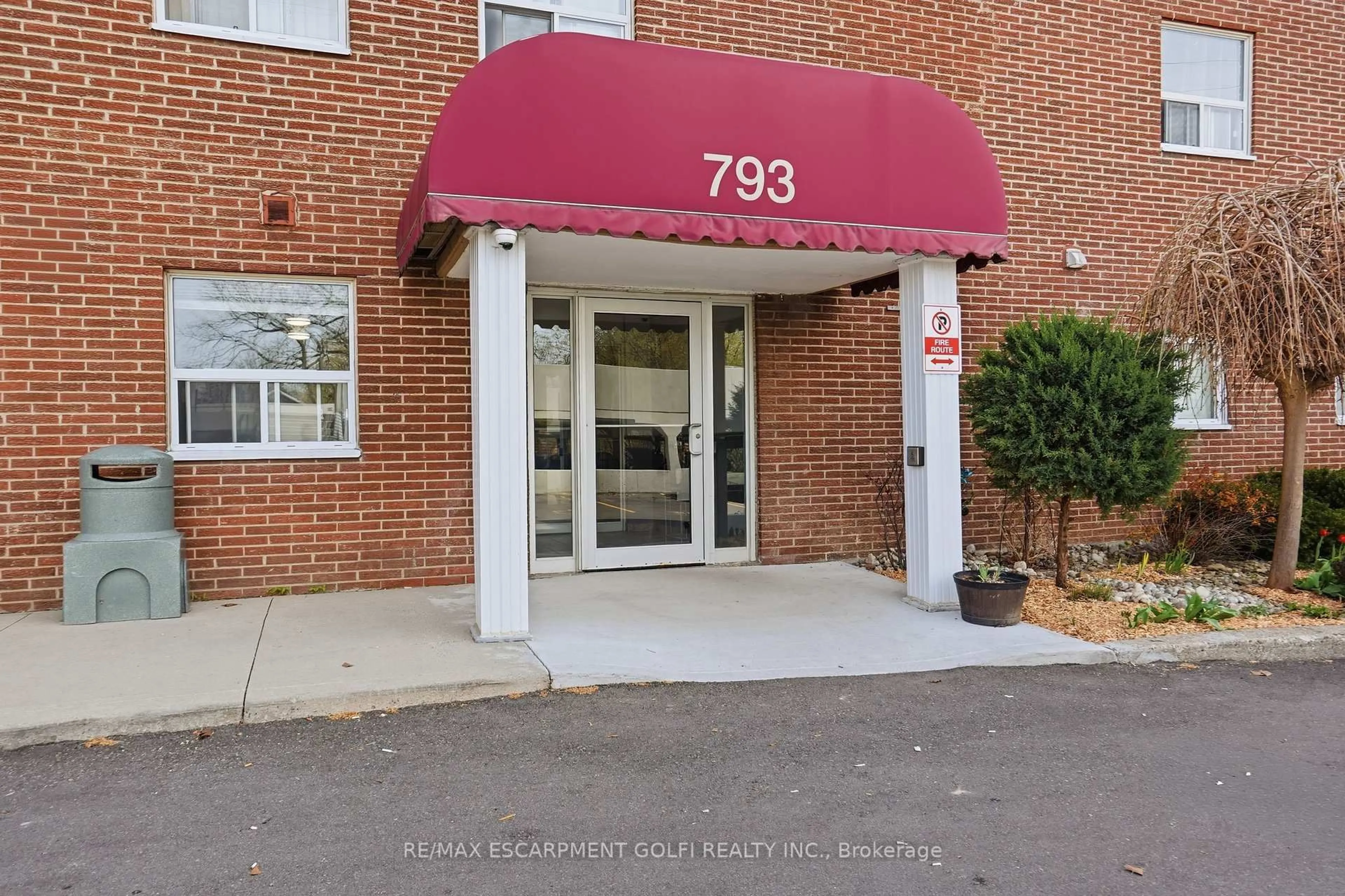 Indoor foyer for 793 Colborne St #512, Brantford Ontario N3S 7J3