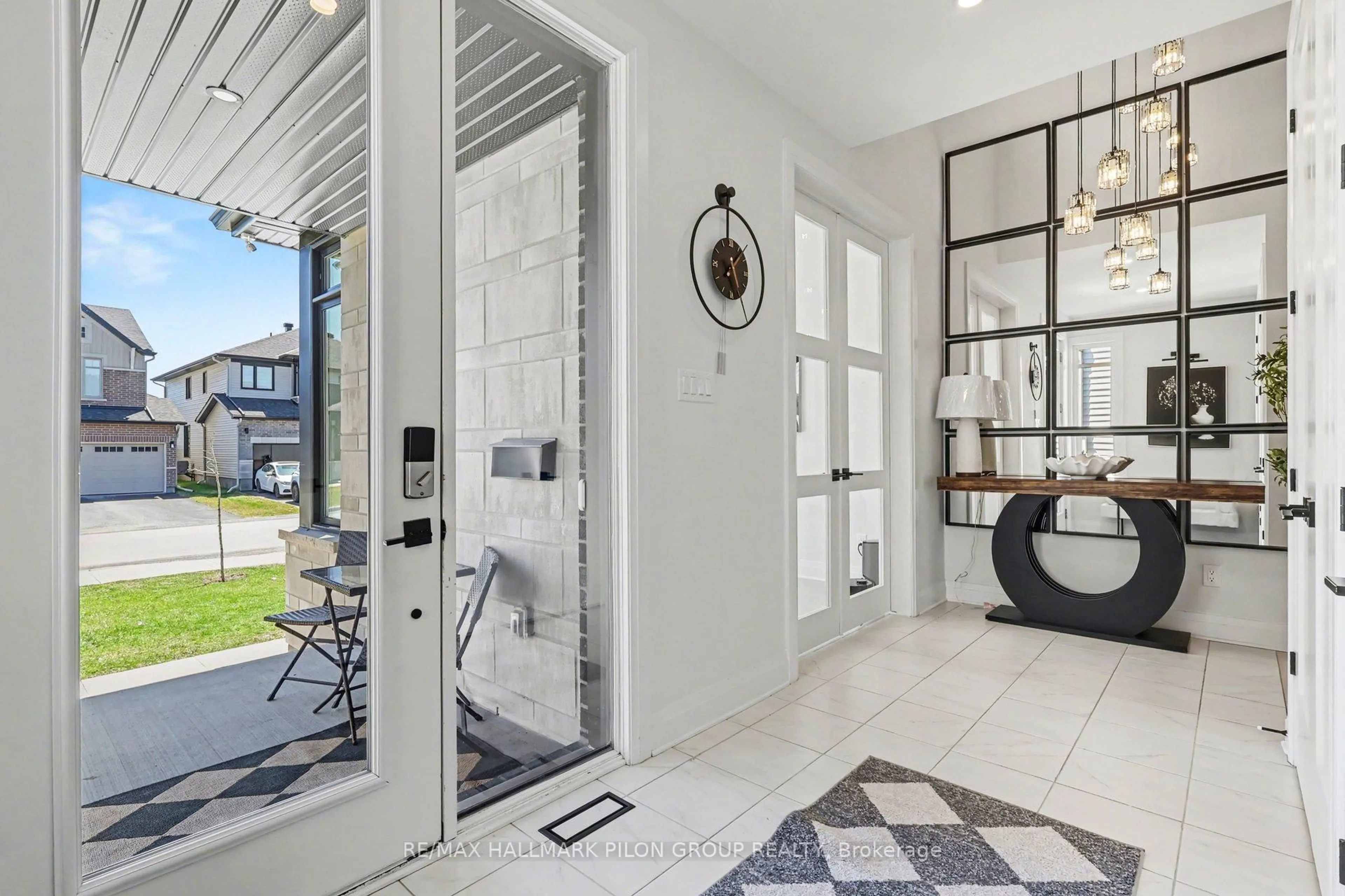 Indoor entryway for 320 Cornice St, Ottawa Ontario K1W 0P8