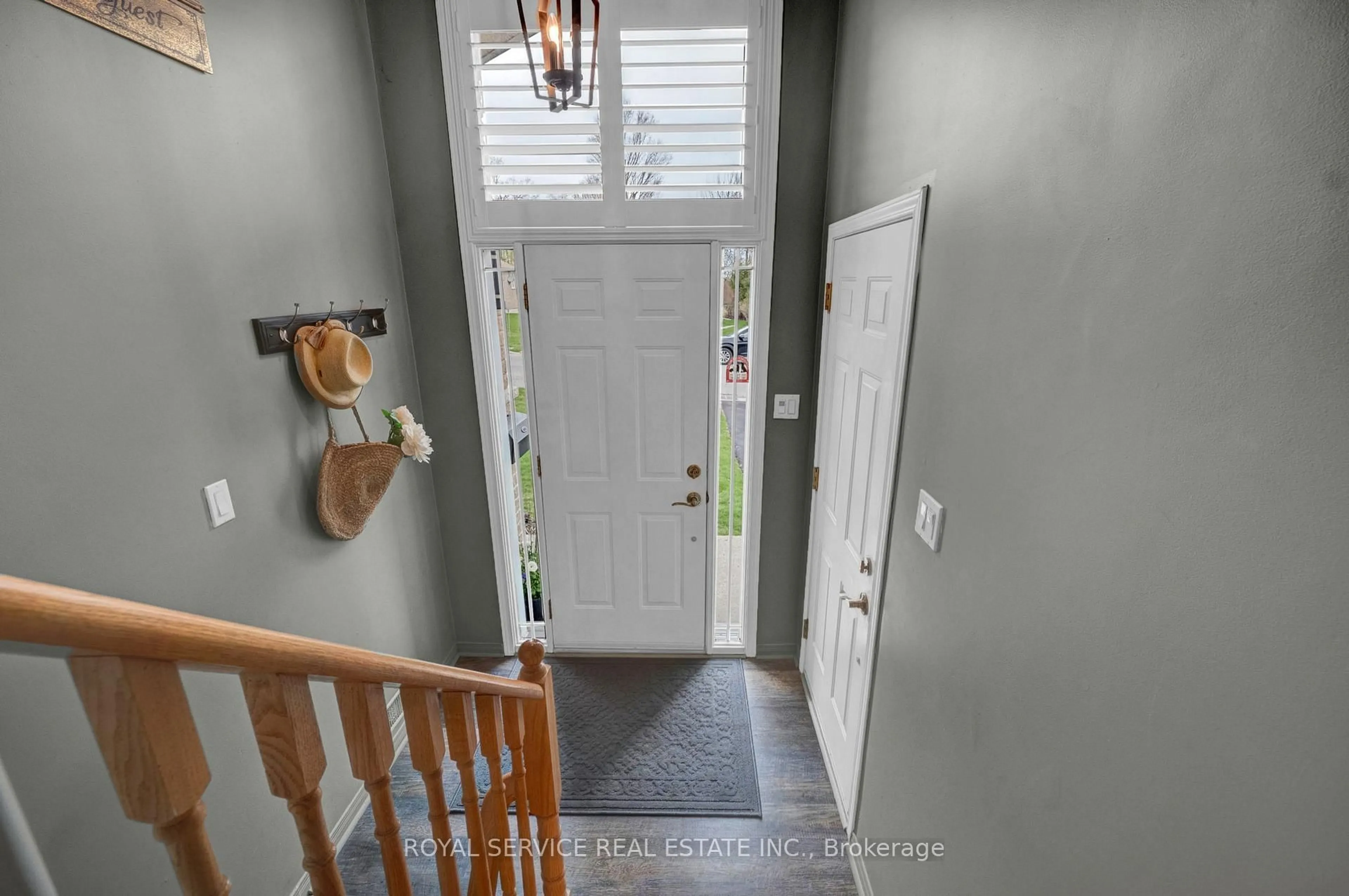 Indoor entryway for 308 Woodward Ave, Selwyn Ontario K9L 1K3