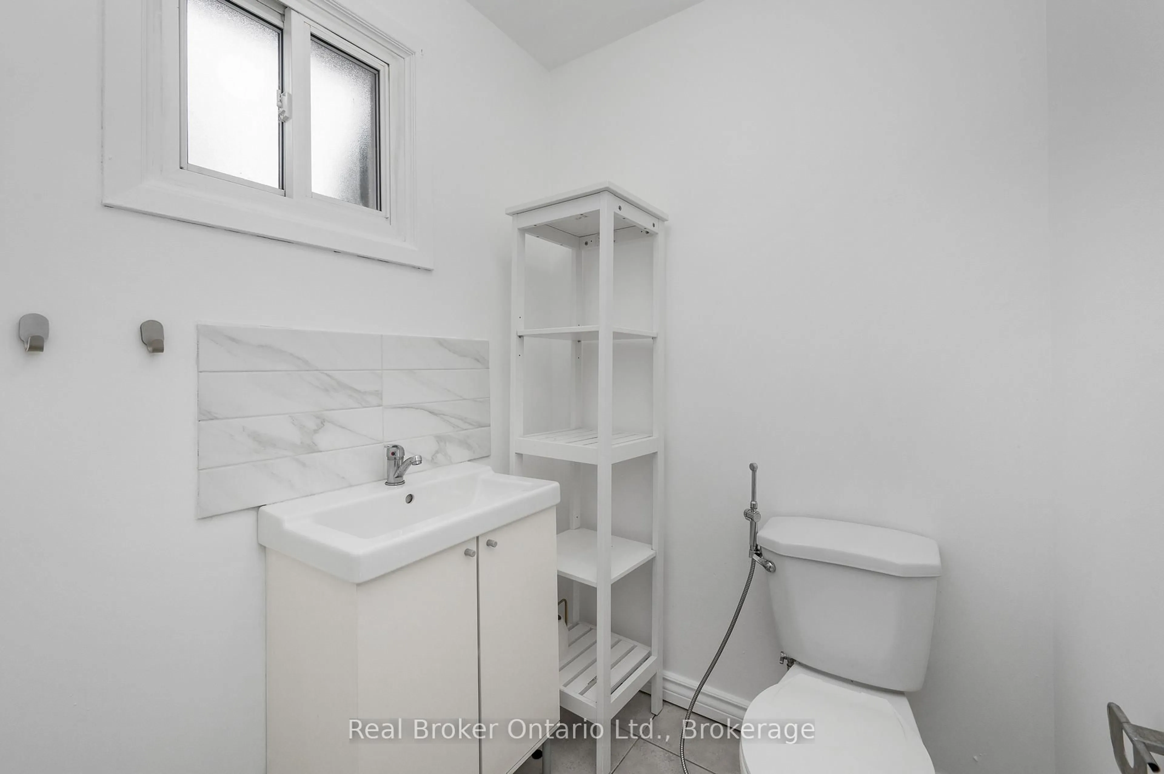 Standard bathroom, ceramic/tile floor for 1420 Garth St #41, Hamilton Ontario L9B 1R6