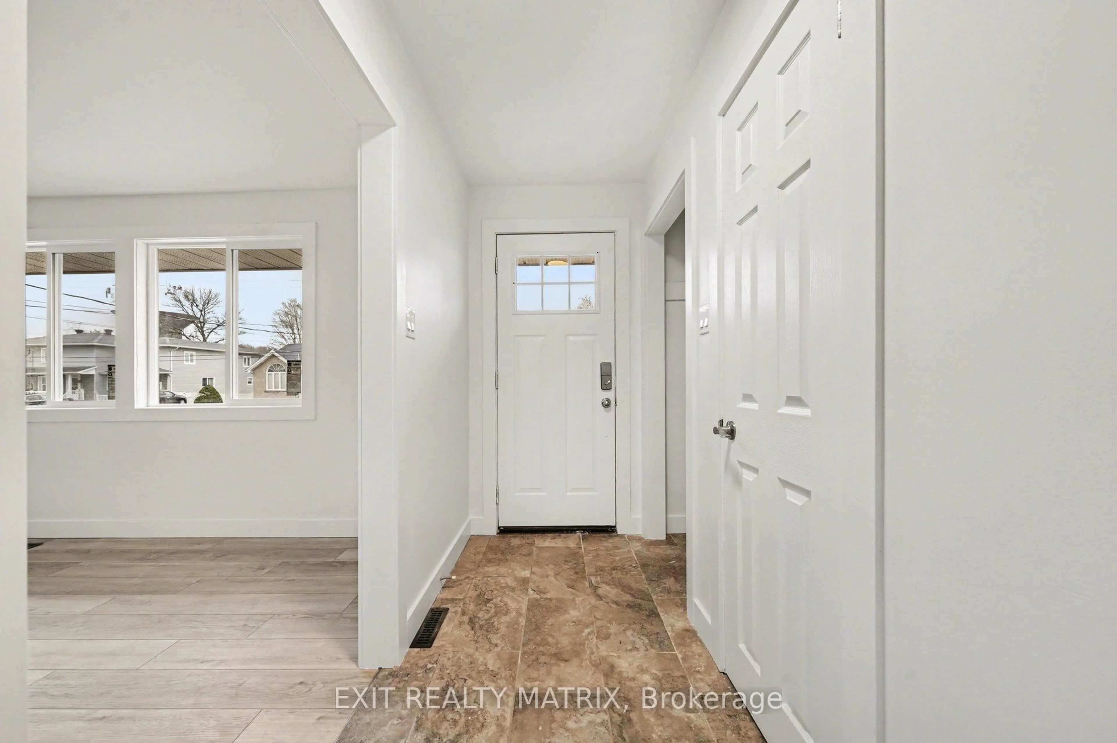 Indoor entryway for 1740 Saint-Laurent St, Clarence-Rockland Ontario K4K 1C2