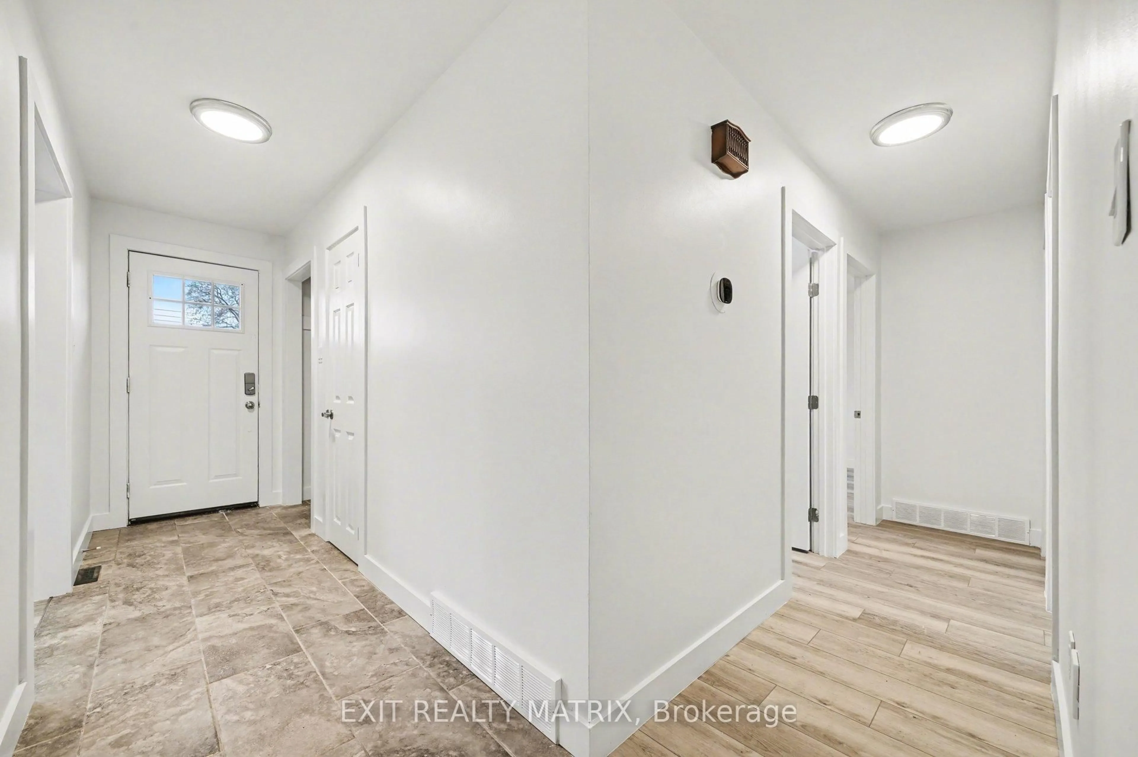Indoor entryway for 1740 Saint-Laurent St, Clarence-Rockland Ontario K4K 1C2