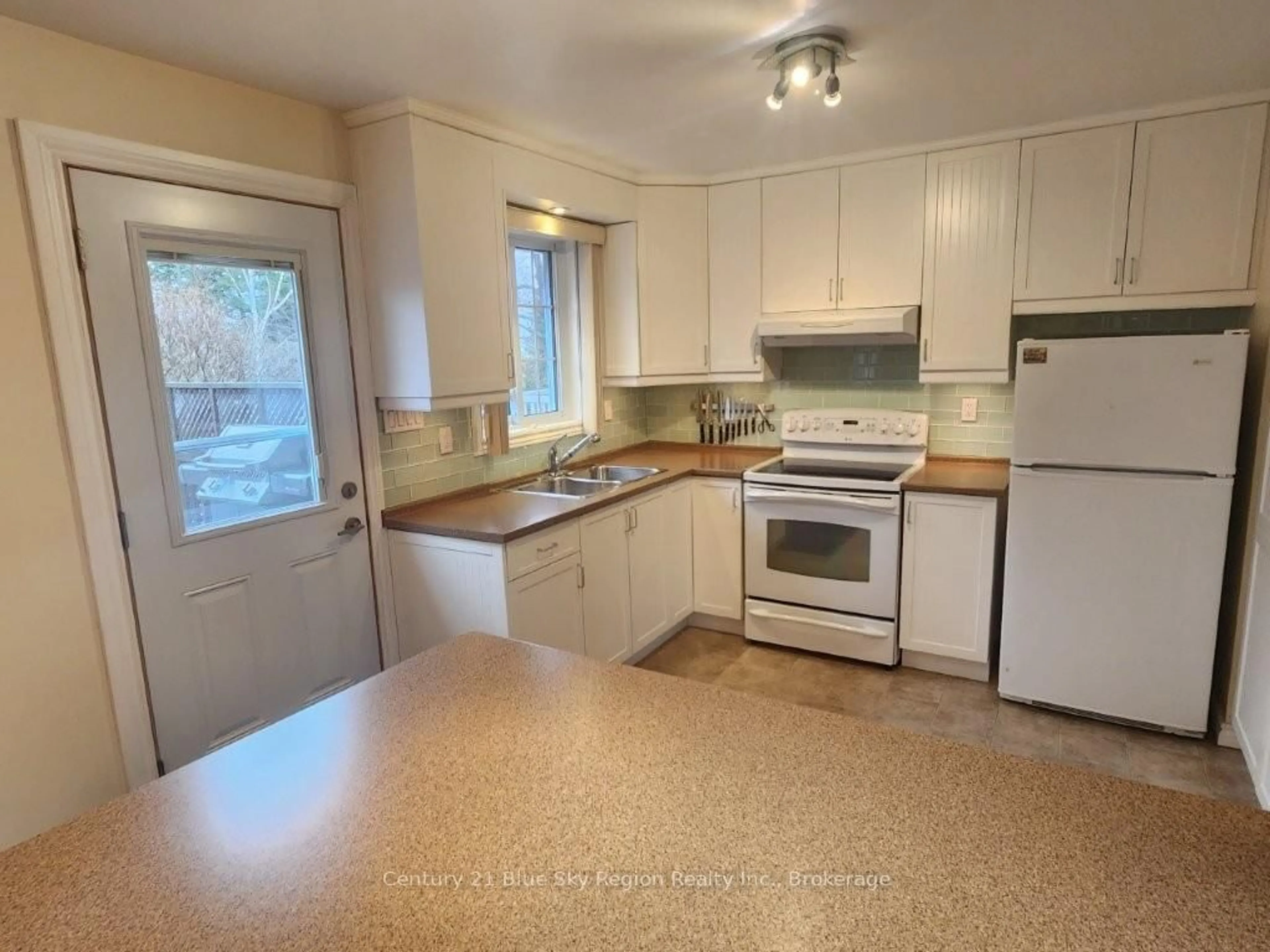 Standard kitchen, ceramic/tile floor for 1976 Mckeown Ave, North Bay Ontario P1B 7N6
