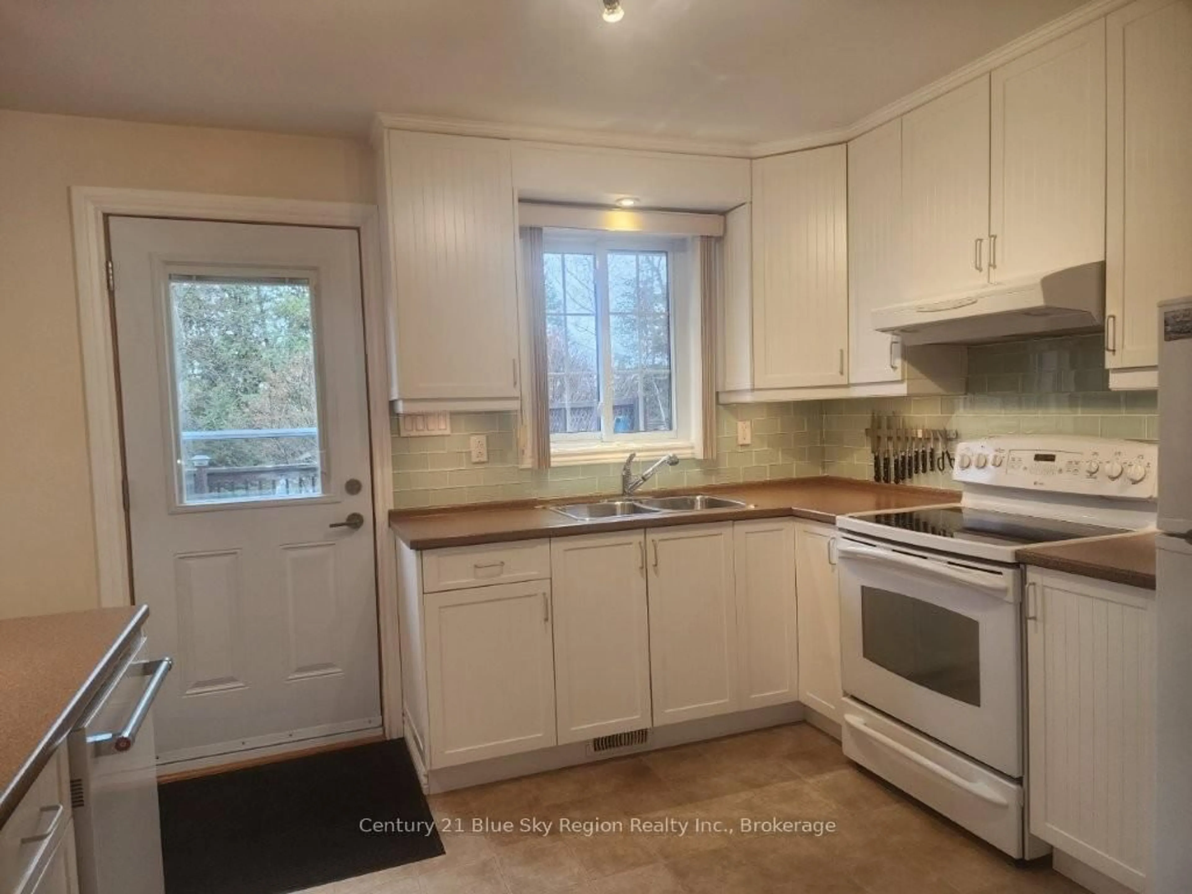 Standard kitchen, unknown for 1976 Mckeown Ave, North Bay Ontario P1B 7N6