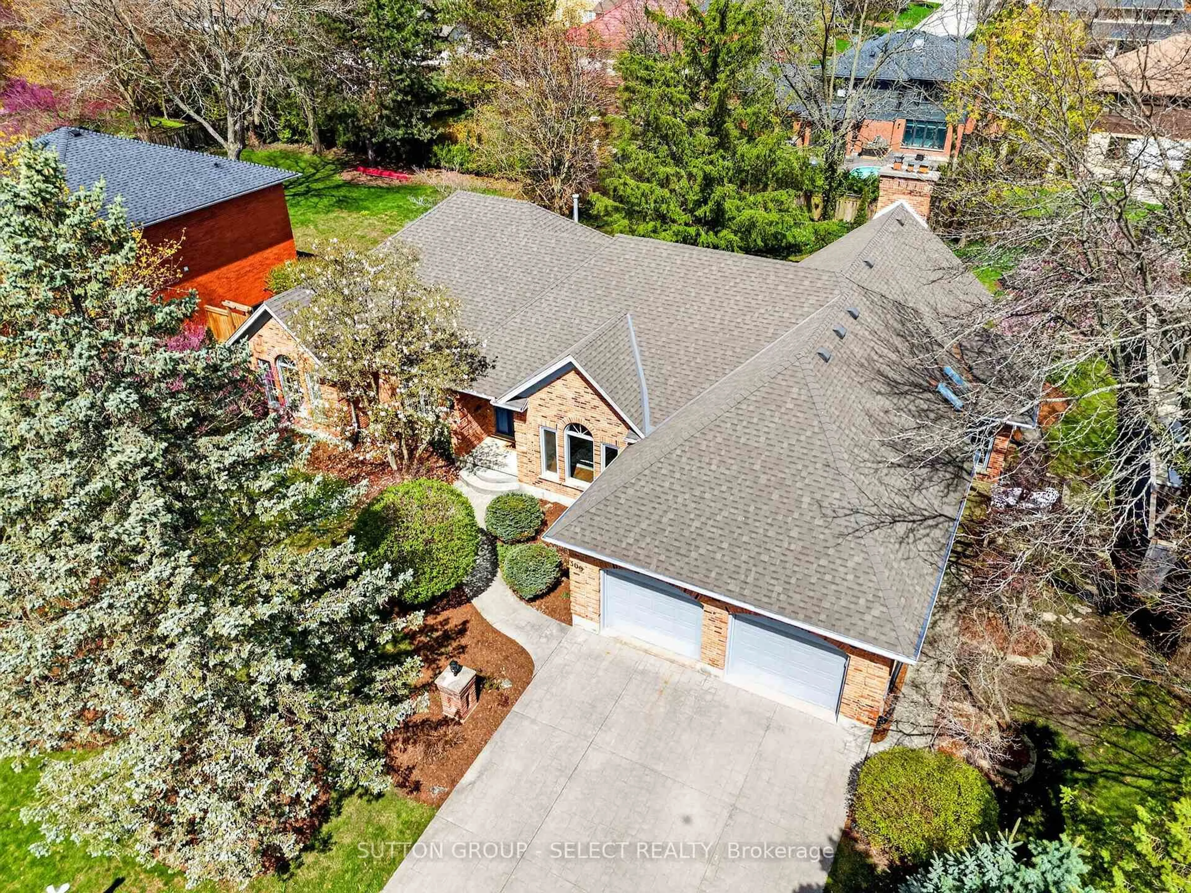 A pic from outside/outdoor area/front of a property/back of a property/a pic from drone, street for 300 Windermere Crt, London North Ontario N6G 4J5