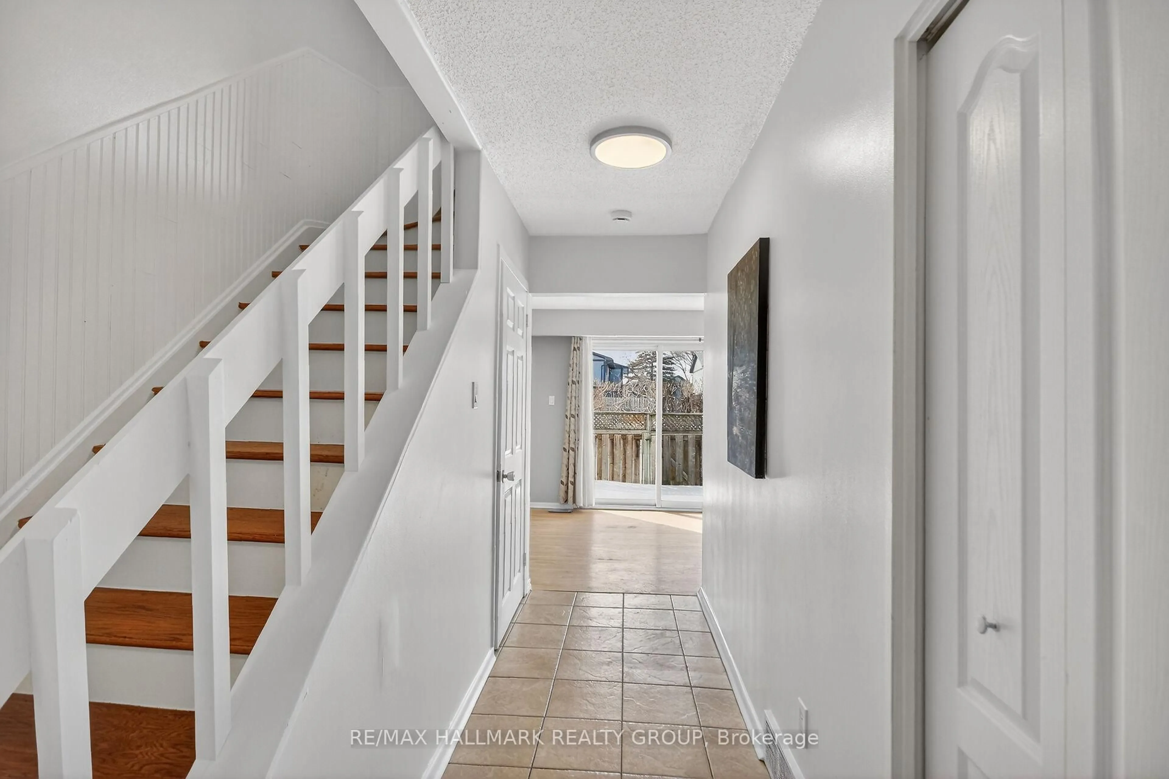 Indoor entryway for 427 Moodie Dr, Ottawa Ontario K2H 8A5